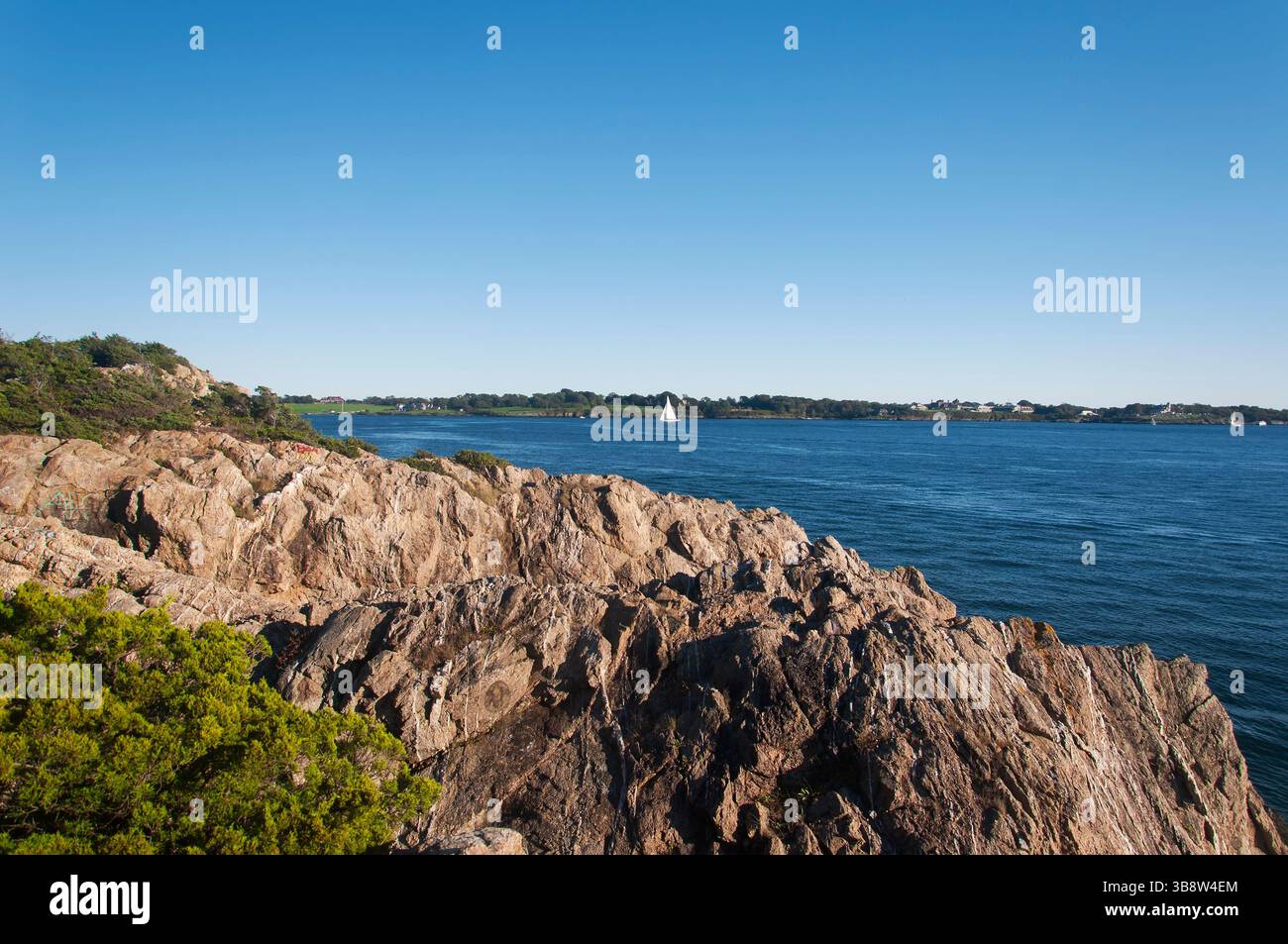 Die felsige Landschaft im Fort Wetherill State Park in Jamestown Rhode Island an sonnigen Tagen. Stockfoto