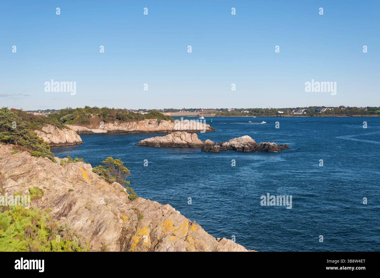 Die felsige Landschaft im Fort Wetherill State Park in Jamestown Rhode Island an sonnigen Tagen. Stockfoto