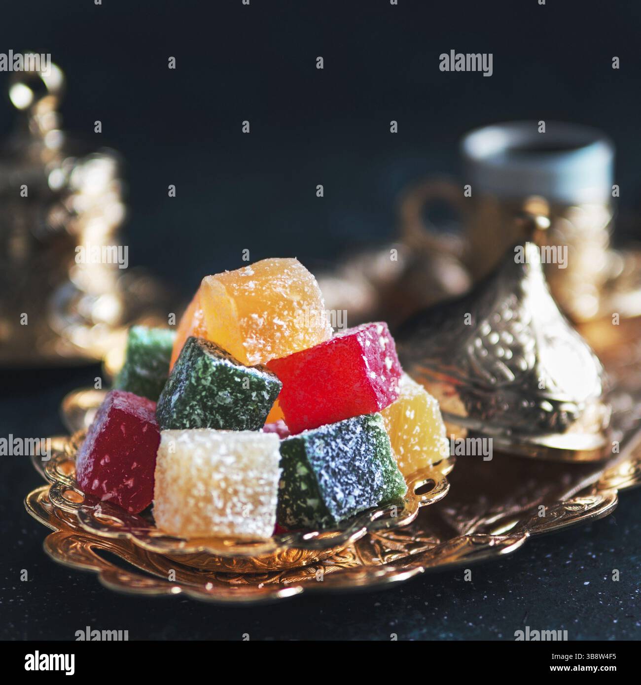 Türkischer Kaffee mit Delight und traditionelle Kupferservierung auf dunklem Hintergrund. Verschiedene traditionelle türkische Dilight oder Lokum und türkischen Kaffee in Stockfoto