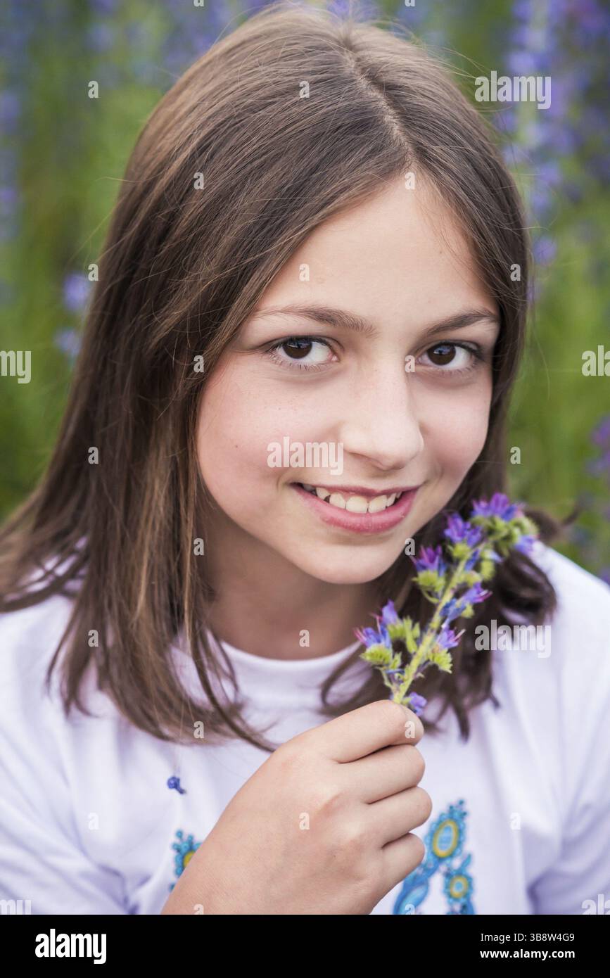 Porträt eines Mädchens an einem sonnigen Sommertag Stockfoto