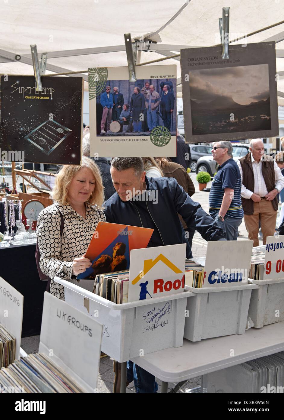 Leute, die auf dem Plattenstand von Alresford Brocante (Flohmarkt), Alresford, Hampshire, Großbritannien, stöbern Stockfoto
