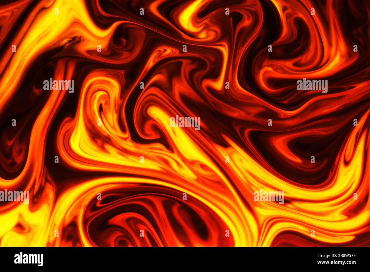 Feuerwirbel. Abstrakter Flammenhintergrund. Heißes orangefarbenes Muster. Flüssige Lavabewegung. Leuchtende Formen. Energie- und Chaos-Konzept. Stockfoto