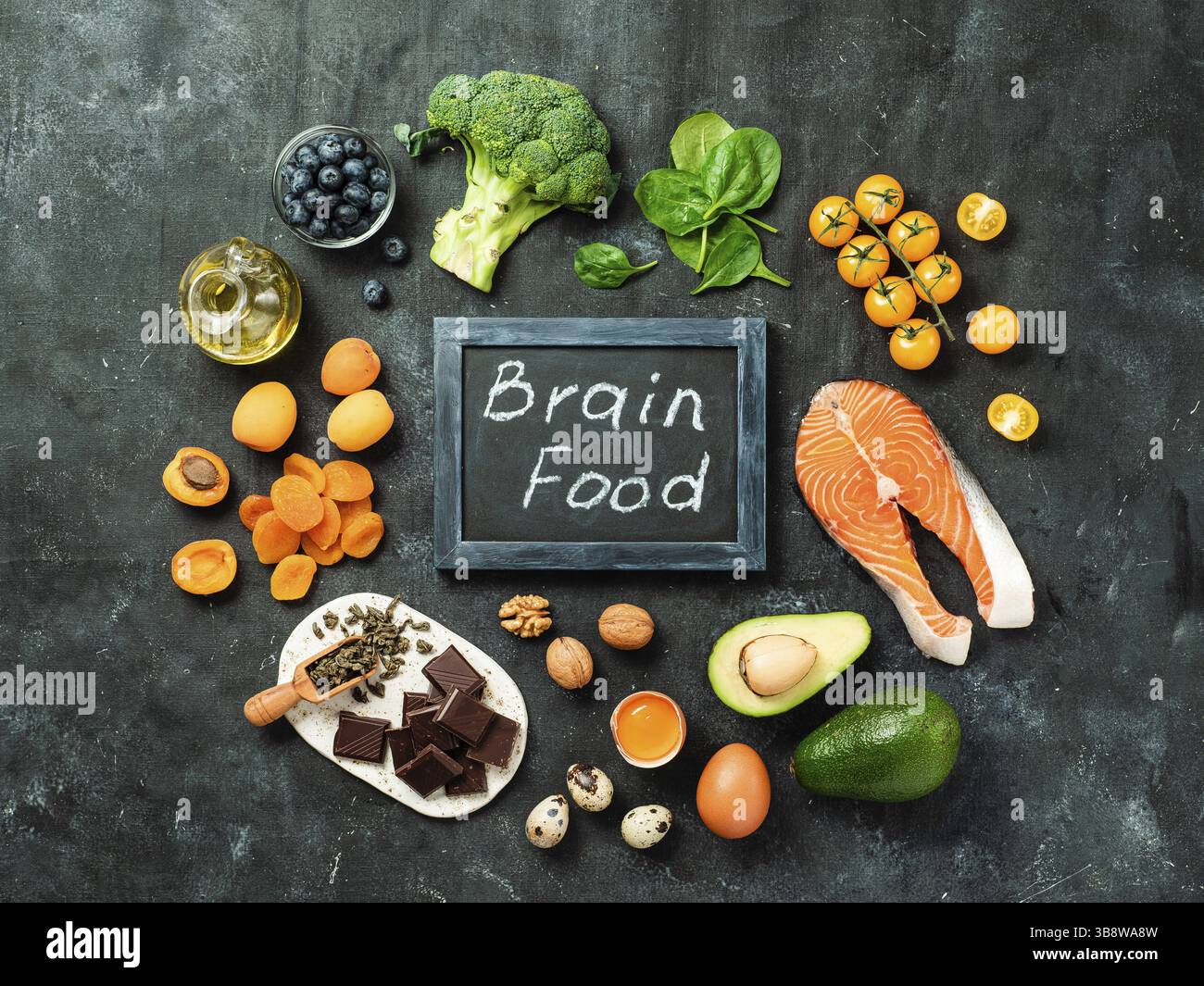 Brain Food Konzept mit Kopie Platz im Zentrum. Verschiedene Lebensmittelzutaten, die für die Gedanken und Schiefertafel mit Brain Food Buchstaben auf dunklem Hintergrund. Top vi. Stockfoto