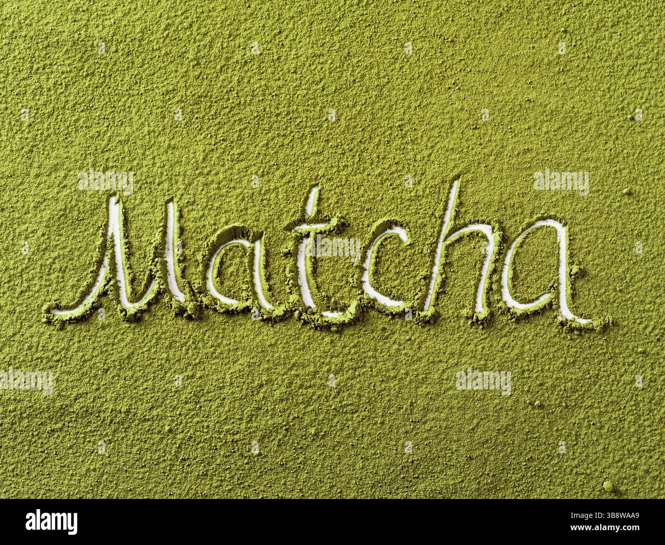 Matcha-Wort über grünem Matcha-Teepulver-Hintergrund. Draufsicht oder flache Lage Stockfoto