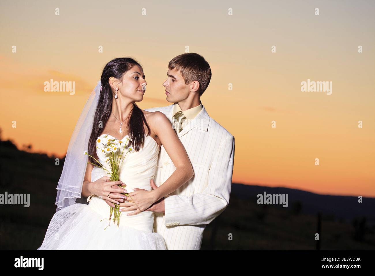 Hochzeit paar Dansing in Berghügel auf Sonnenuntergang Stockfoto