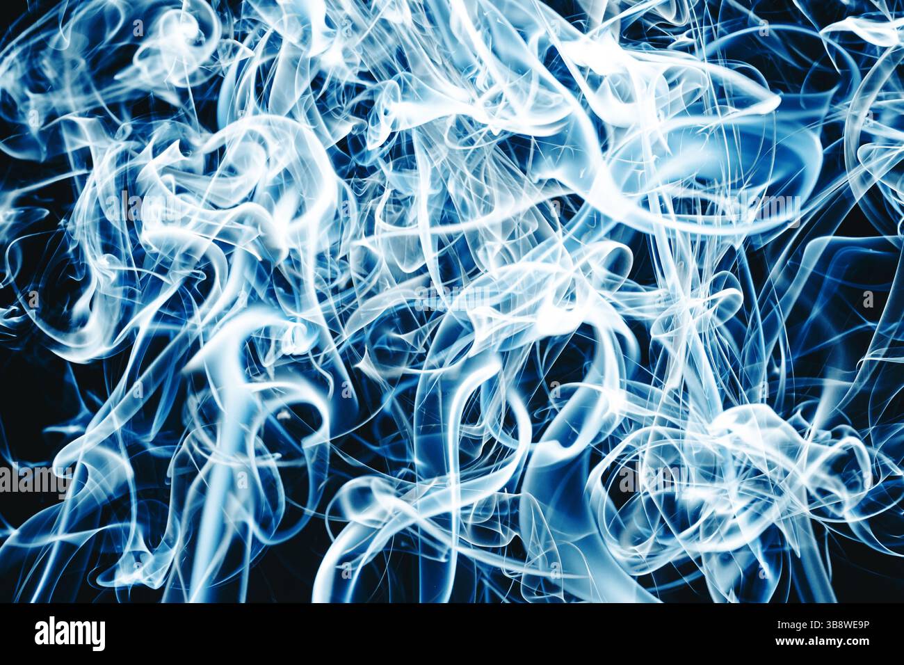 Blauer Rauchhintergrund. Gasstrom isoliert auf Schwarz. Effekt der Gasströmung. Künstlerische Farbe Duft Nebel Hintergrund. Magische Nebellocken. Rauchige Chaos-Textur. Stockfoto