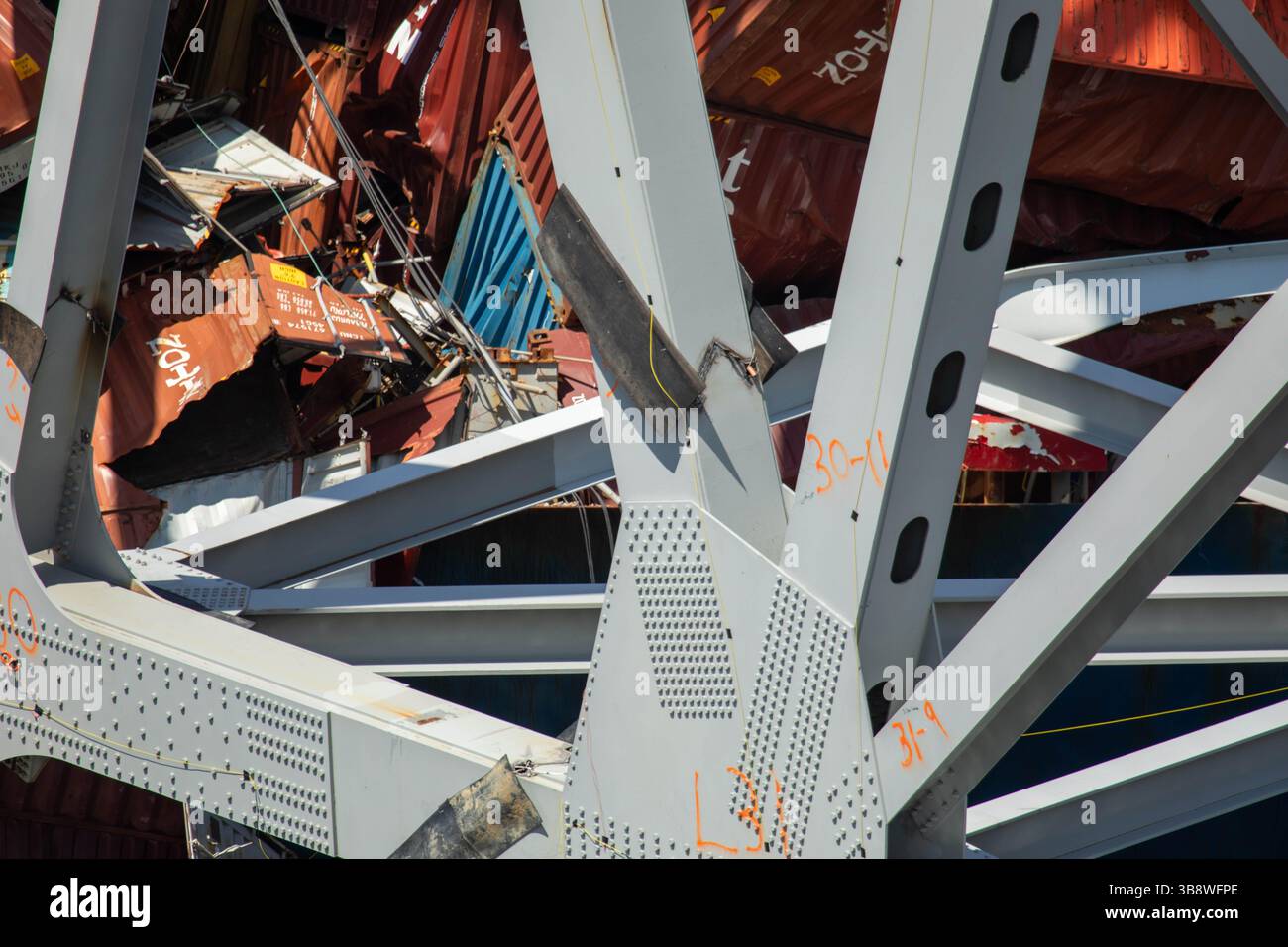 12. Mai 2024, Dundalk, MD, Vereinigte Staaten von Amerika: Eine Explosionsladung wird auf ein Stück der verbliebenen Stahlbalken von der eingestürzten Francis Scott Key Bridge gesetzt, um die Entfernung zu beschleunigen, am 12. Mai 2024 in der Nähe von Dundalk, Maryland. Die Brücke wurde am 26. März von dem 984-Fuß-Containerschiff MV Dali getroffen und stürzte zusammen, wobei sechs Arbeiter ums Leben kamen. (Bild: © Christopher Rosario/U.S. Army/Planet Pix via ZUMA Press Wire) Stockfoto