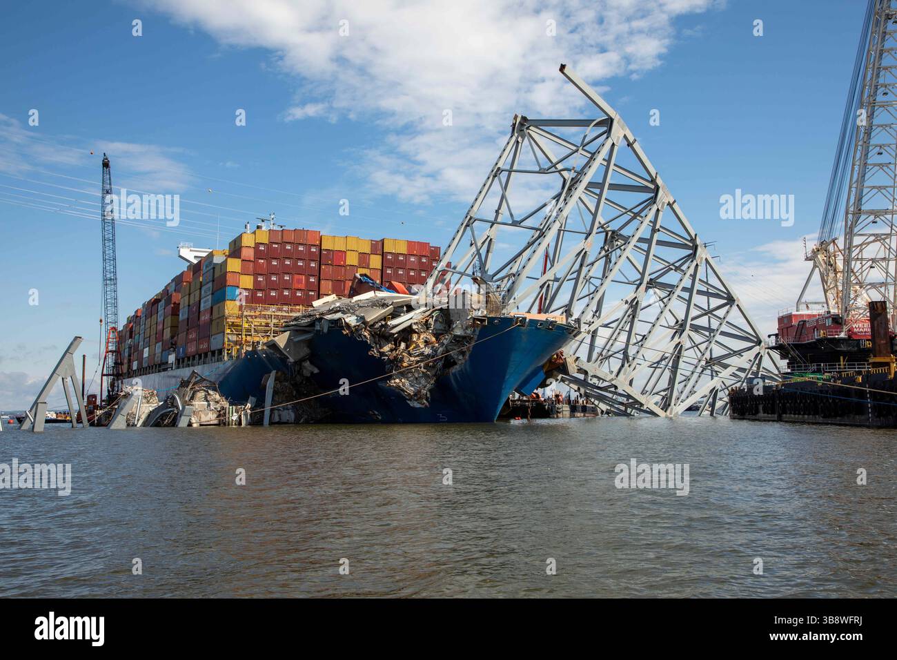 12. Mai 2024, Dundalk, MD, Vereinigte Staaten von Amerika: Bergungskähne entfernen weiterhin Stahlträger und Trümmer vom Bug des Frachtschiffes M/V Dali von der eingestürzten Francis Scott Key Bridge, 12. Mai 2024, nahe Dundalk, Maryland. Die Brücke wurde am 26. März von dem 984-Fuß-Containerschiff MV Dali getroffen und stürzte zusammen, wobei sechs Arbeiter ums Leben kamen. (Bild: © Christopher Rosario/U.S. Army/Planet Pix via ZUMA Press Wire) Stockfoto