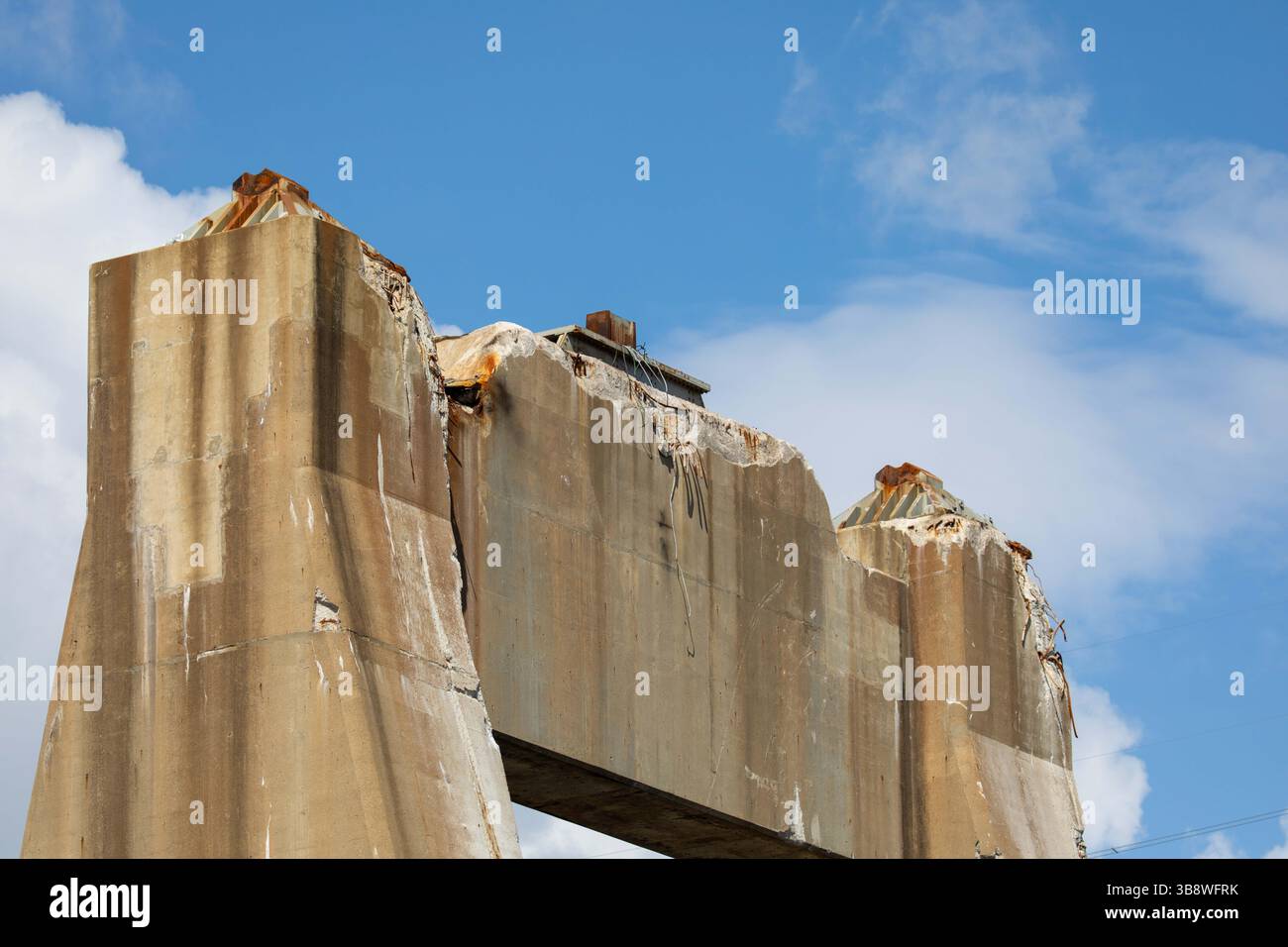 12. Mai 2024, Dundalk, MD, Vereinigte Staaten von Amerika: Die Spitze des Piers 18, einer der Betonstützen, von der eingestürzten Francis Scott Key Bridge, 12. Mai 2024, nahe Dundalk, Maryland. Die Brücke wurde am 26. März von dem 984-Fuß-Containerschiff MV Dali getroffen und stürzte zusammen, wobei sechs Arbeiter ums Leben kamen. (Bild: © Christopher Rosario/U.S. Army/Planet Pix via ZUMA Press Wire) Stockfoto