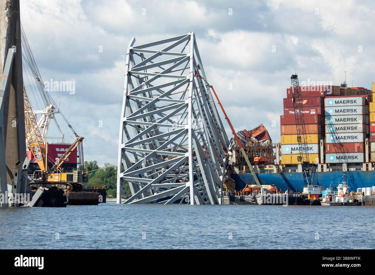 12. Mai 2024, Dundalk, MD, Vereinigte Staaten von Amerika: Bergungskähne entfernen weiterhin Stahlträger und Trümmer vom Bug des Frachtschiffes M/V Dali von der eingestürzten Francis Scott Key Bridge, 12. Mai 2024, nahe Dundalk, Maryland. Die Brücke wurde am 26. März von dem 984-Fuß-Containerschiff MV Dali getroffen und stürzte zusammen, wobei sechs Arbeiter ums Leben kamen. (Bild: © Christopher Rosario/U.S. Army/Planet Pix via ZUMA Press Wire) Stockfoto