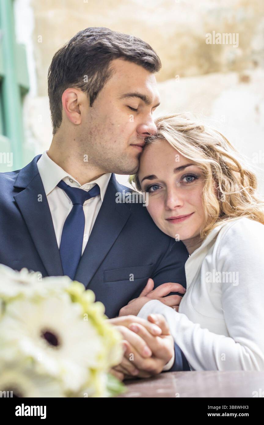 Frisch vermählte sitzen im Café am Tisch Stockfoto