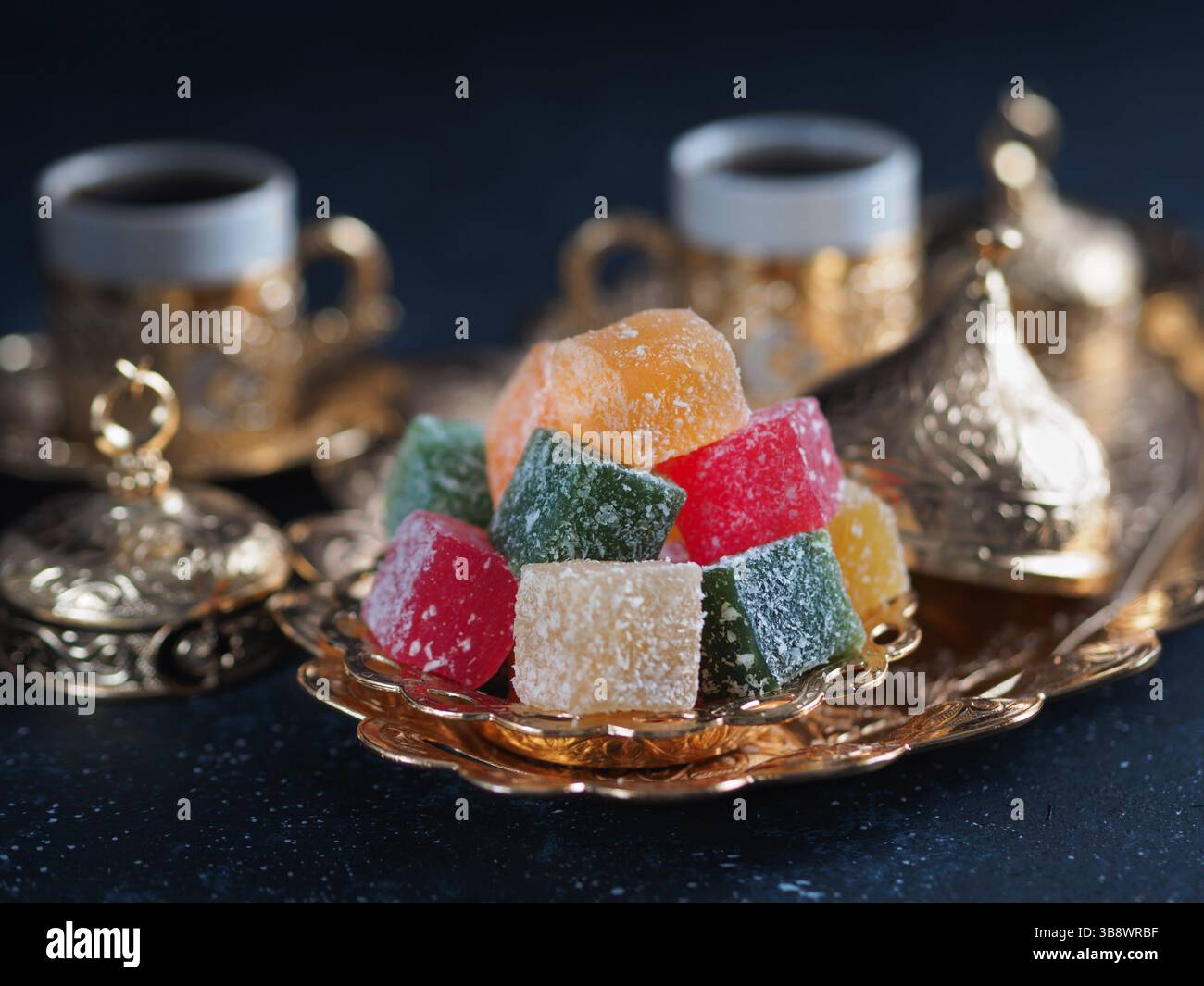 Türkischer Kaffee mit Delight und traditionelle Kupferservierung auf dunklem Hintergrund. Verschiedene traditionelle türkische Dilight oder Lokum und türkischen Kaffee in Stockfoto