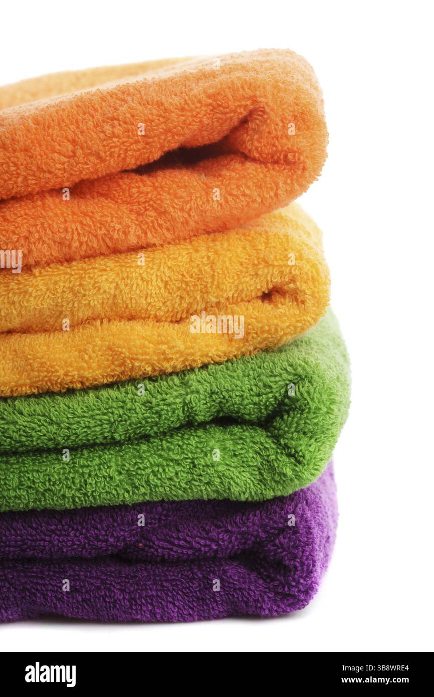 Stapel von farbenfrohe Handtücher isoliert auf weiss Stockfoto