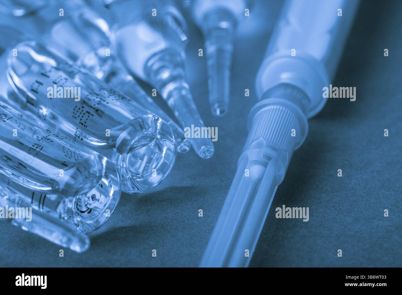 Injektion mit Impfstoff Closeup auf blauem Hintergrund Stockfoto