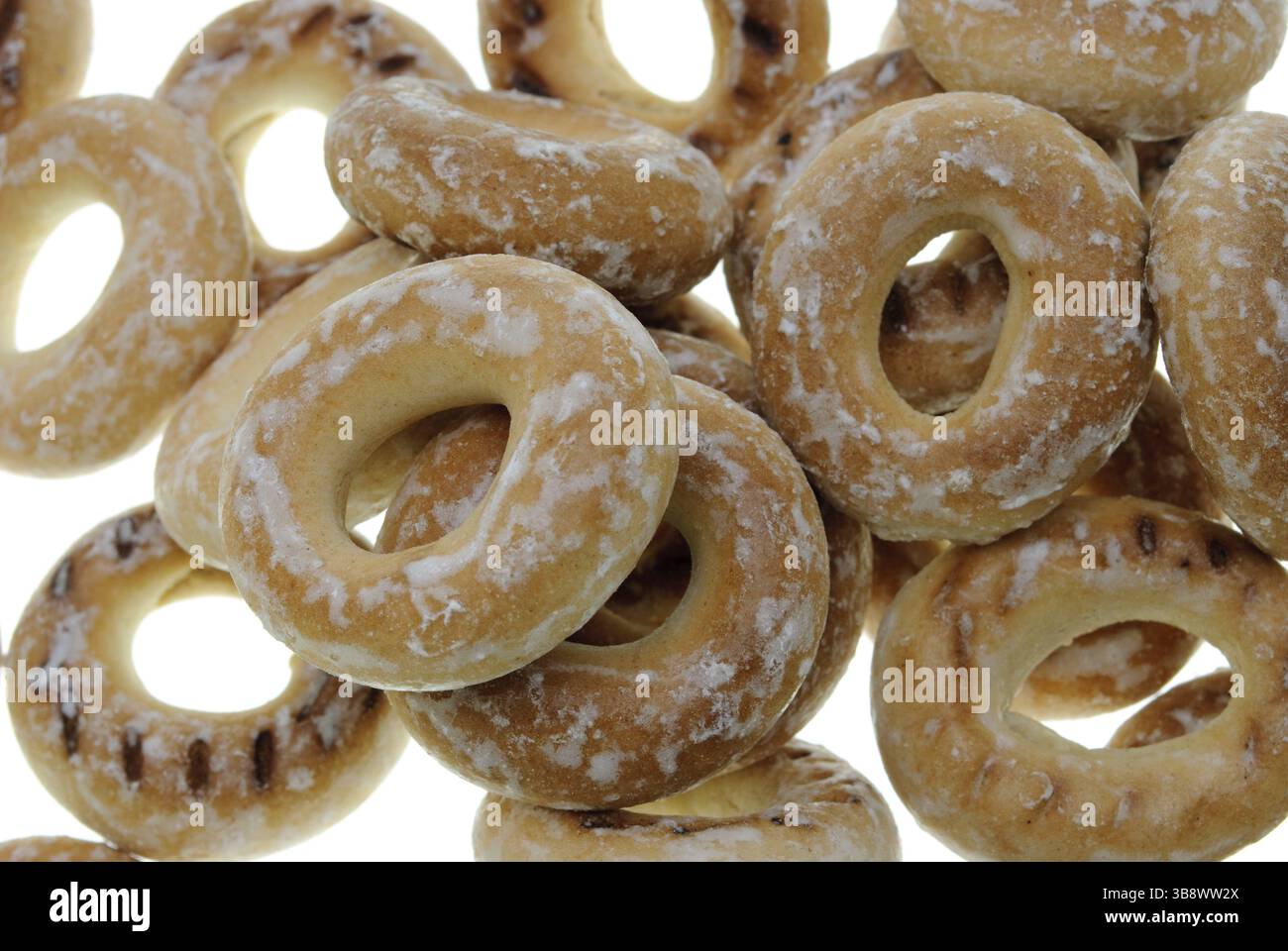Donut-förmige Brötchen mit Glasur isoliert auf weißem Hintergrund. Traditionelles russisches Gericht Stockfoto