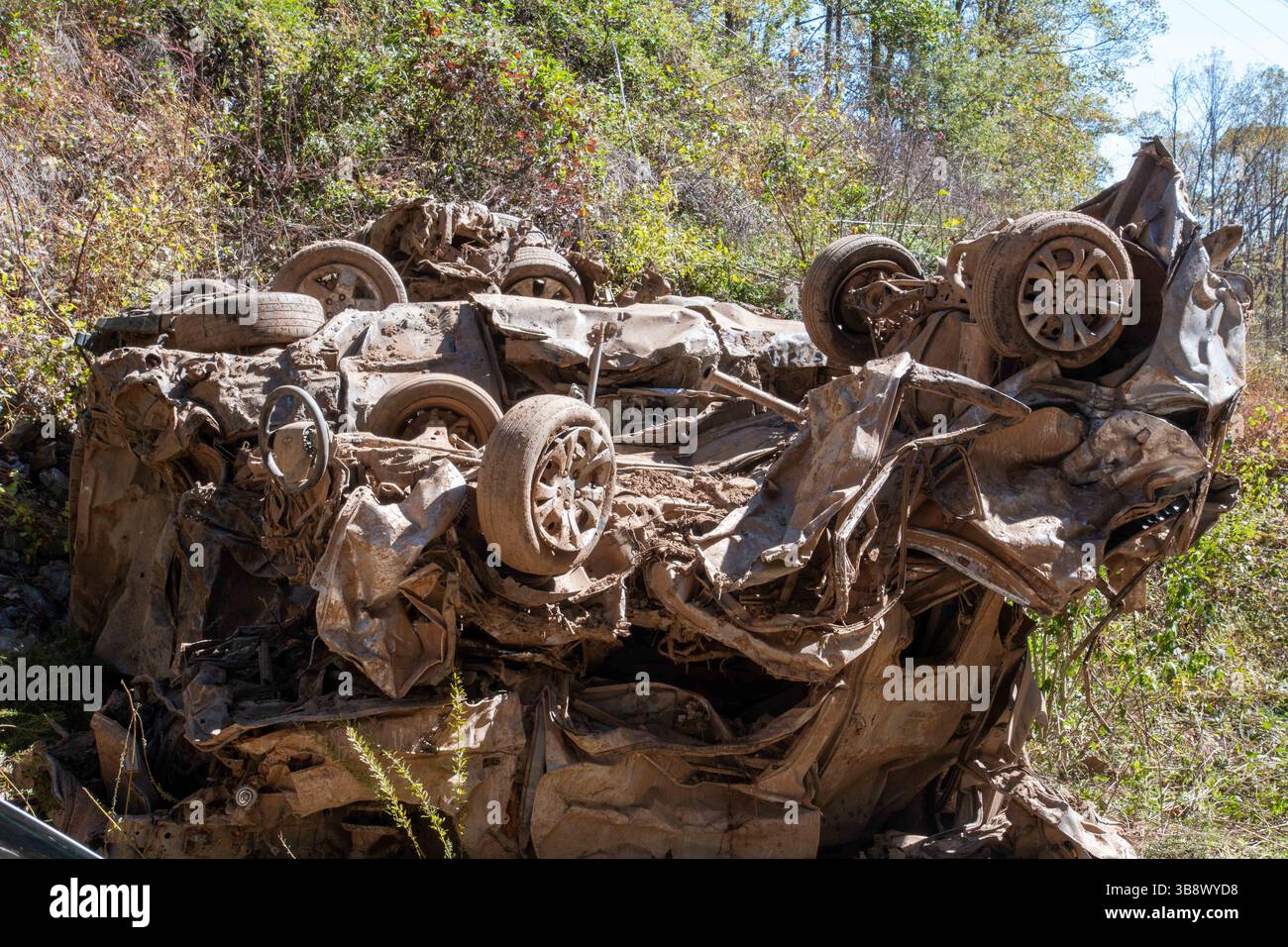 14. April 2022, Marion, NC, Vereinigte Staaten: Ein Gewirr zerstörter Fahrzeuge verstopft die North Fork des Catawba River nach dem Hurrikan Helene, 20. Oktober 2024 in Marion, North Carolina. (Bild: © Dylan Burnell/USACE/Planet Pix via ZUMA Press Wire) Stockfoto