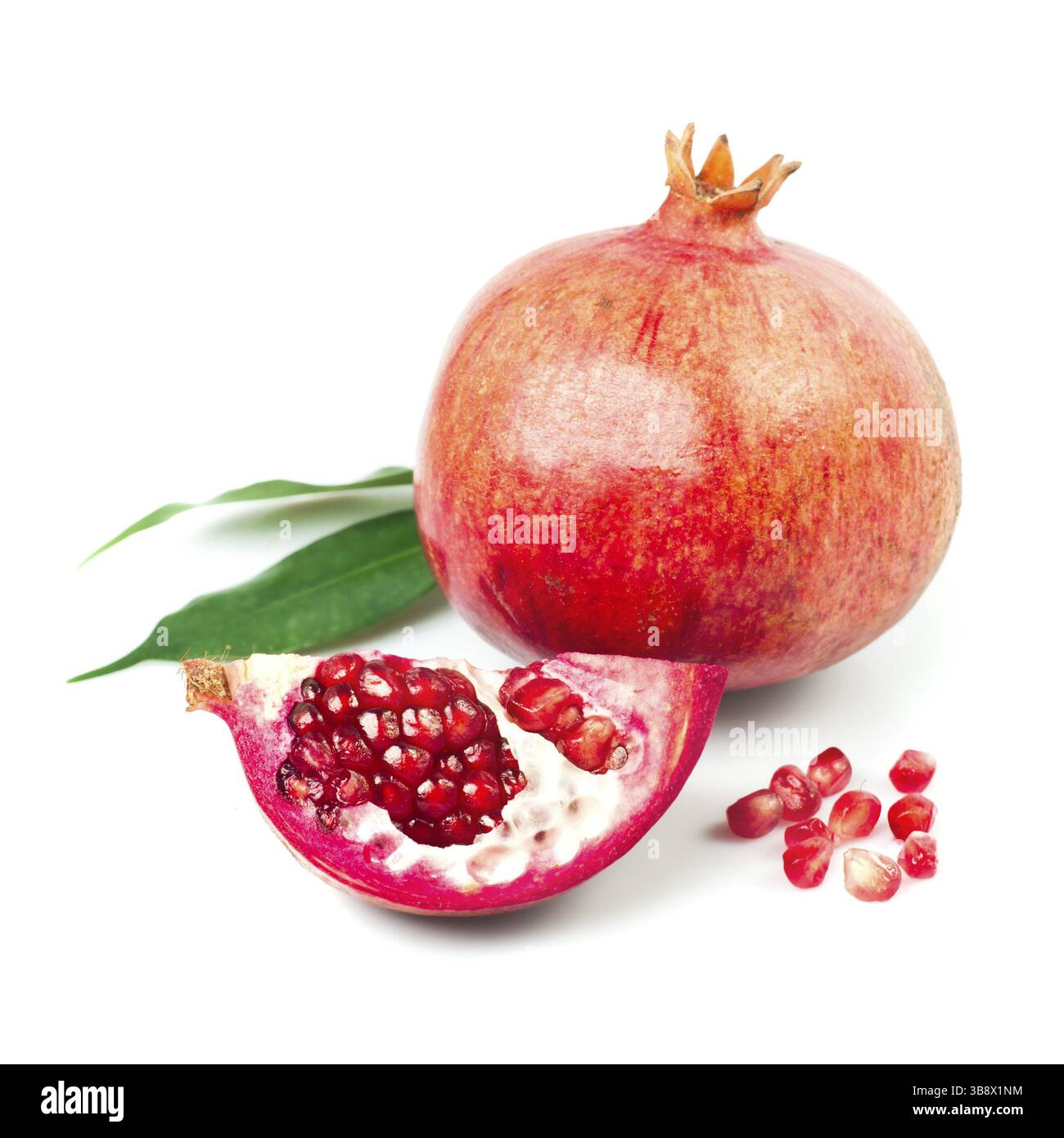 Granatapfel und Scheibe isoliert auf weißem Hintergrund Stockfoto