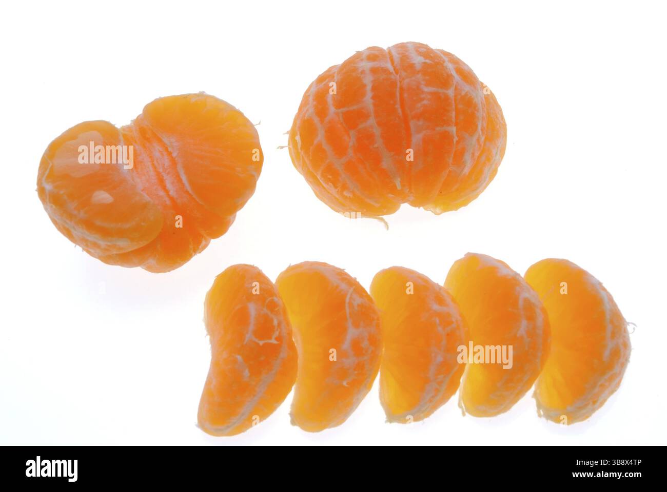 Segmente einer Mandarine isoliert auf weißem Hintergrund Stockfoto