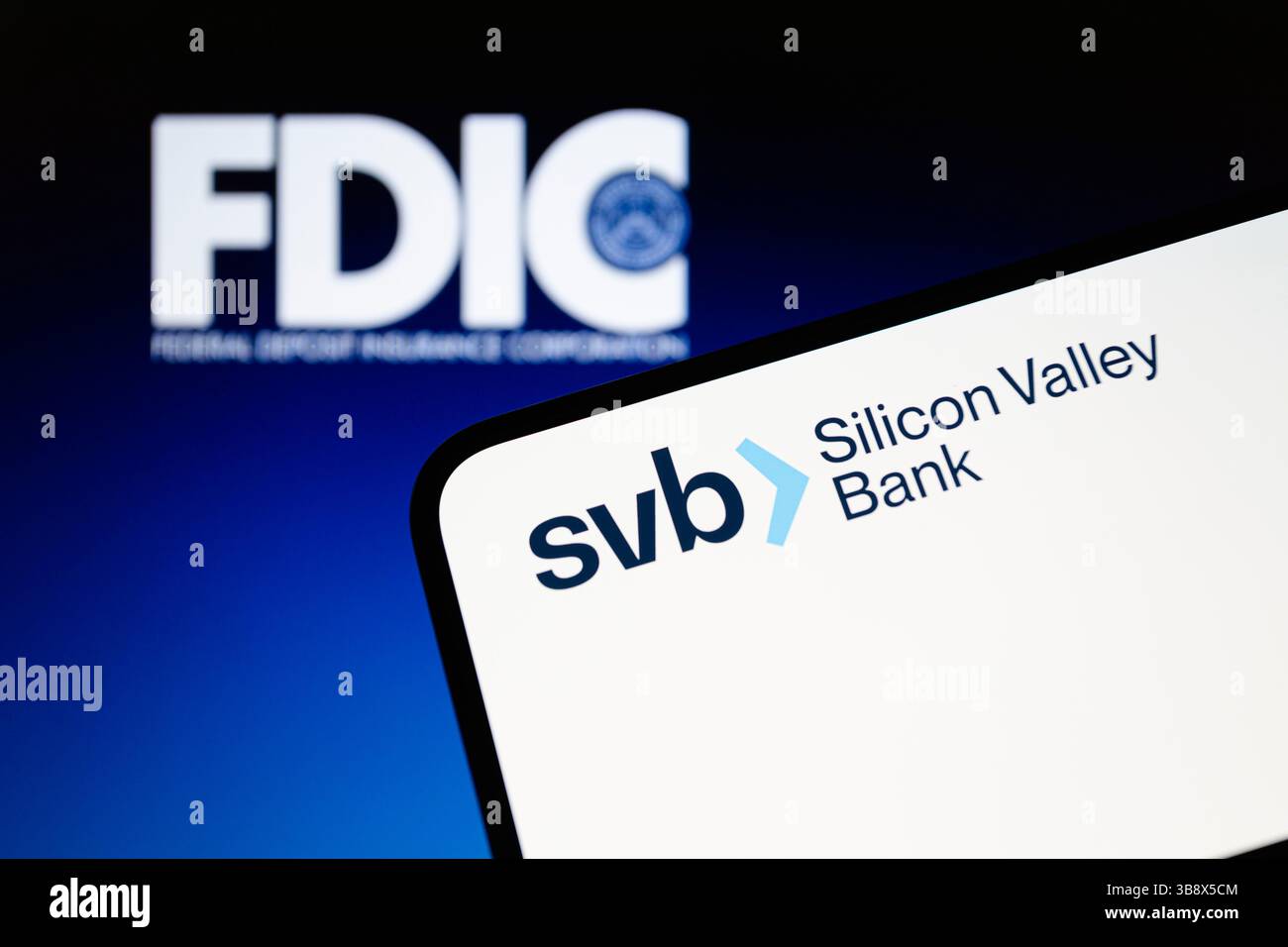 10. März 2023, Asuncion, Paraguay: SVB-Logo auf einem Smartphone mit FDIC-Logo. Die in Santa Clara ansässige Silicon Valley Bank (SVB) wurde heute vom California Department of Financial Protection and Innovation geschlossen, das die Federal Deposit Insurance Corporation (FDIC) zum Empfänger ernannte. Um die versicherten Einleger zu schützen, gründete das FDIC die Einlagenversicherung National Bank of Santa Clara (DINB). Zum Zeitpunkt der Schließung übertrug die FDIC als Insolvenzverwalter unverzüglich alle versicherten Einlagen der Silicon Valley Bank an die DINB. (Bild: © Andre M. Chang/ZUMA Press Wire) Stockfoto