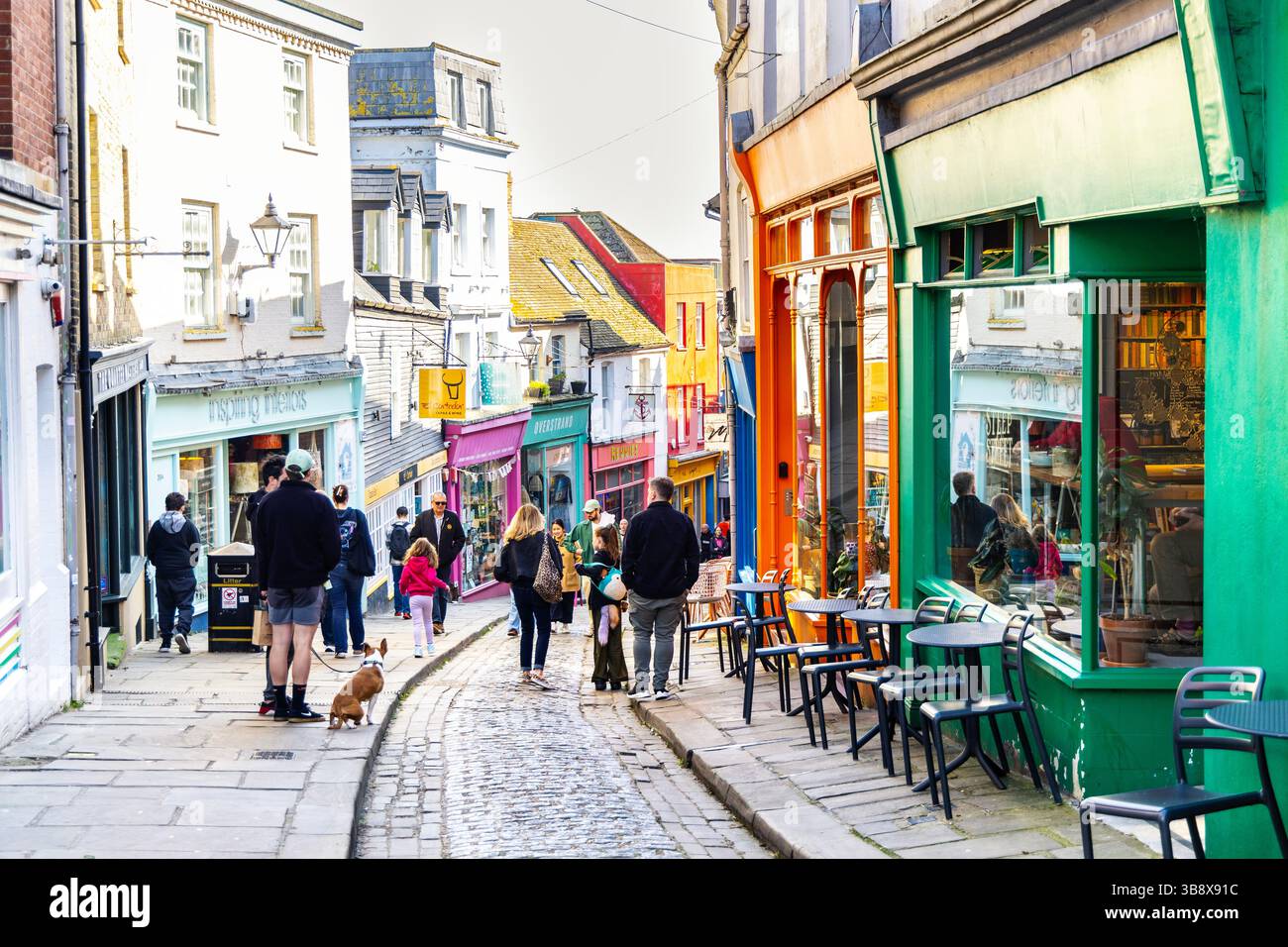 Geschäfte und Restaurants entlang der Old High Street, Folkestone, Kent, England Stockfoto