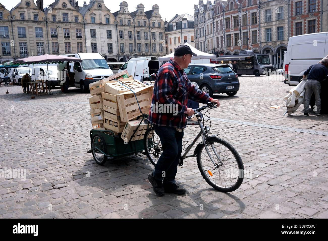 Arras, Place des Héros in Pas-de-Calais, Nordfrankreich. Markthalter für den Außenbereich, die beim Einsammeln von Holzpaletten geschlossen werden Stockfoto Arras, Place des Héros in Pas-de-Calais, Nordfrankreich. Markthalter für den Außenbereich, die beim Einsammeln von Holzpaletten geschlossen werden Stockfoto