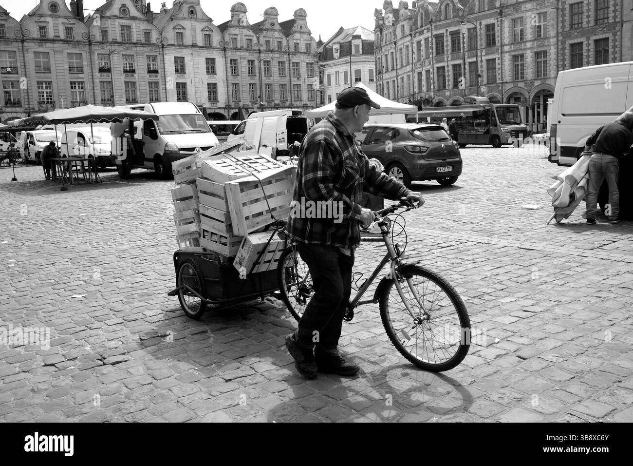 Der Place des Héros in Arras in Pas-de-Calais, Nordfrankreich. Markthalter für den Außenbereich, die beim Einsammeln von Holzpaletten geschlossen werden Stockfoto