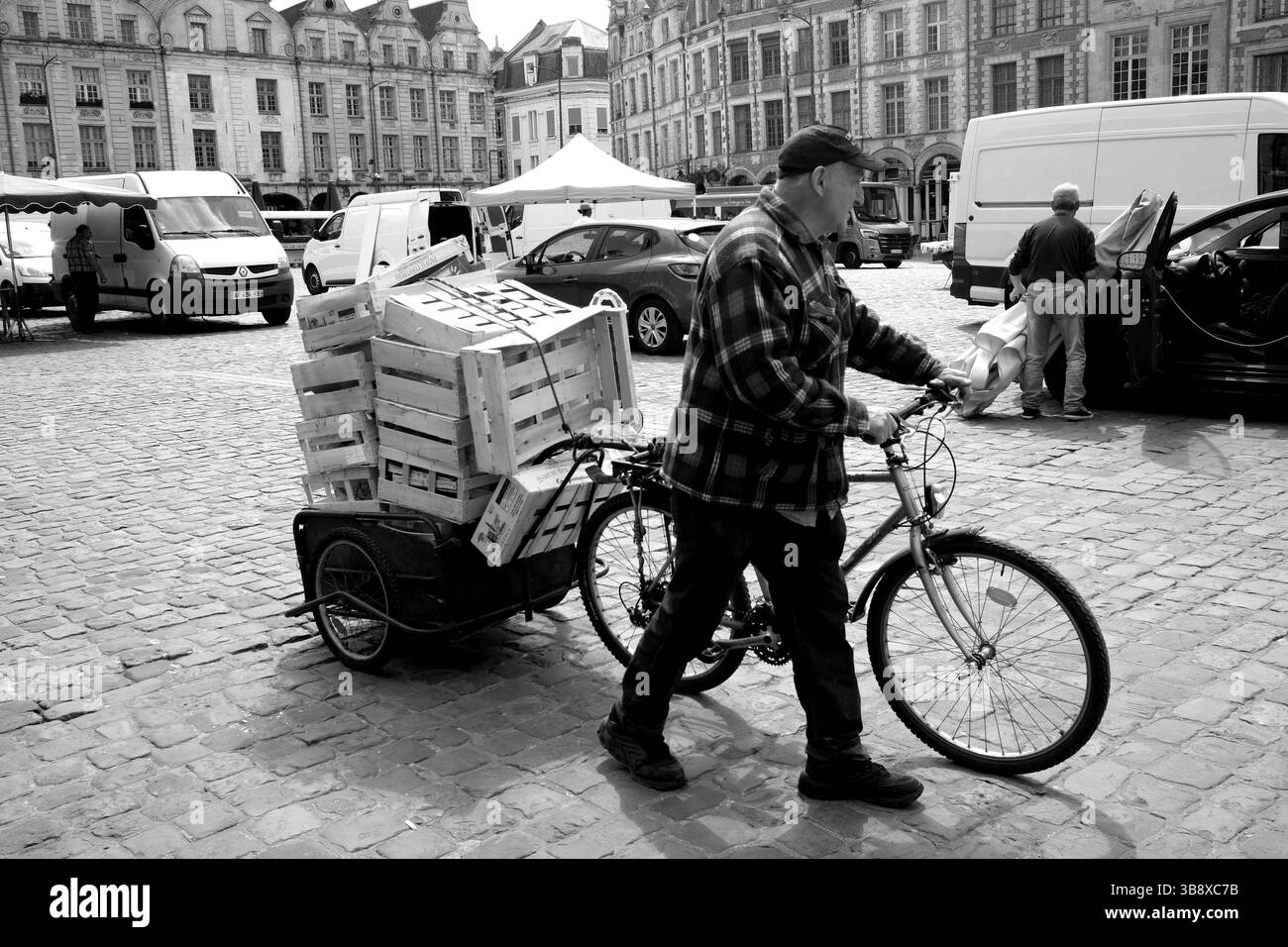 Der Place des Héros in Arras in Pas-de-Calais, Nordfrankreich. Markthalter für den Außenbereich, die beim Einsammeln von Holzpaletten geschlossen werden Stockfoto
