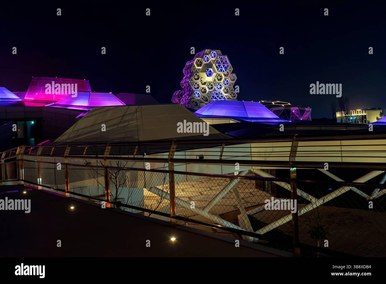 Nachtblick auf das Kaohsiung Music Center (KMC). Kaohsiung City, Taiwan. Die Form des Komplexes soll die sogenannte „große Welle“ symbolisieren. Die Musik Stockfoto