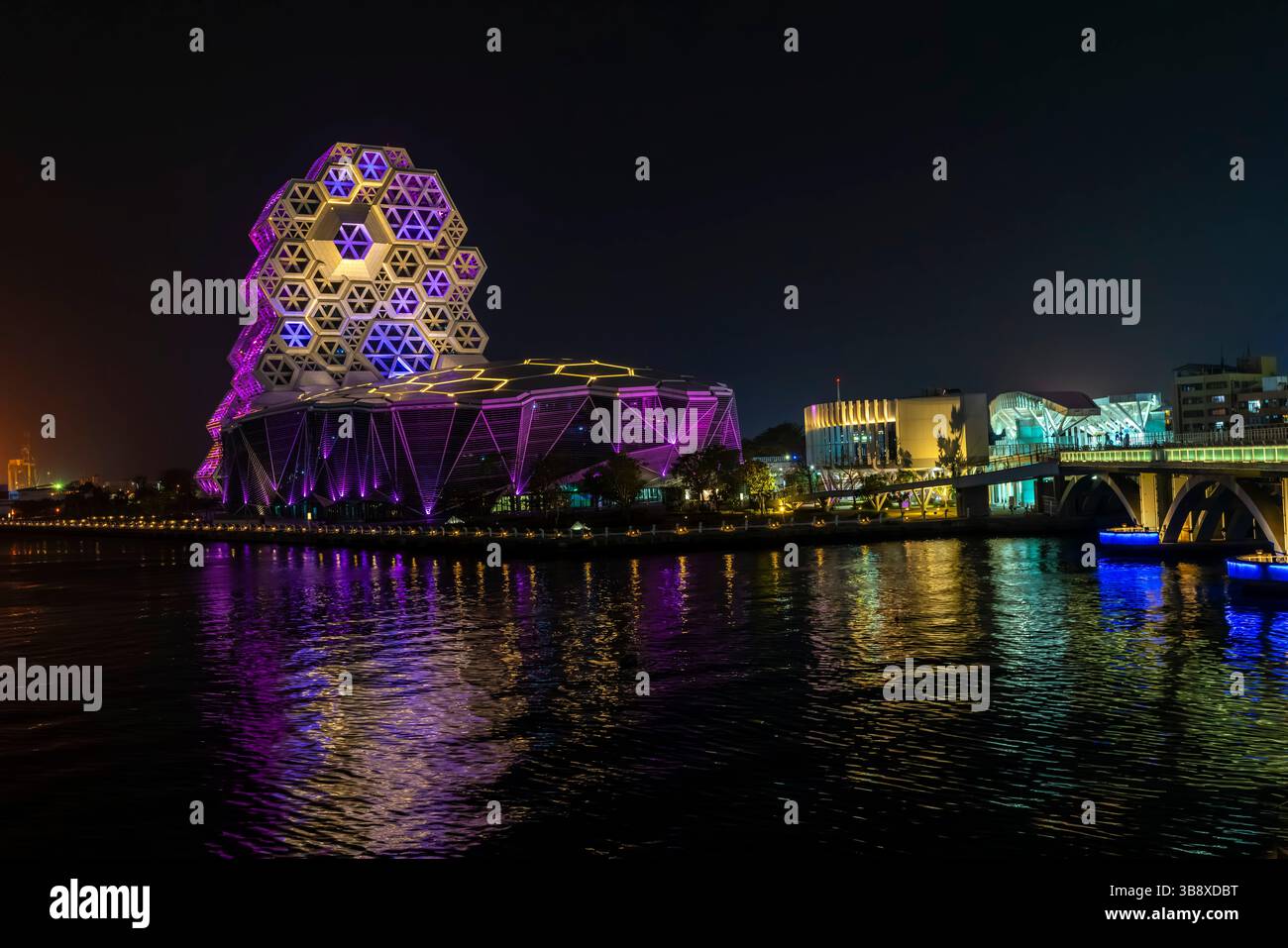 Nachtblick auf das Kaohsiung Music Center (KMC). Kaohsiung City, Taiwan. Die Form des Komplexes soll die sogenannte „große Welle“ symbolisieren. Die Musik Stockfoto