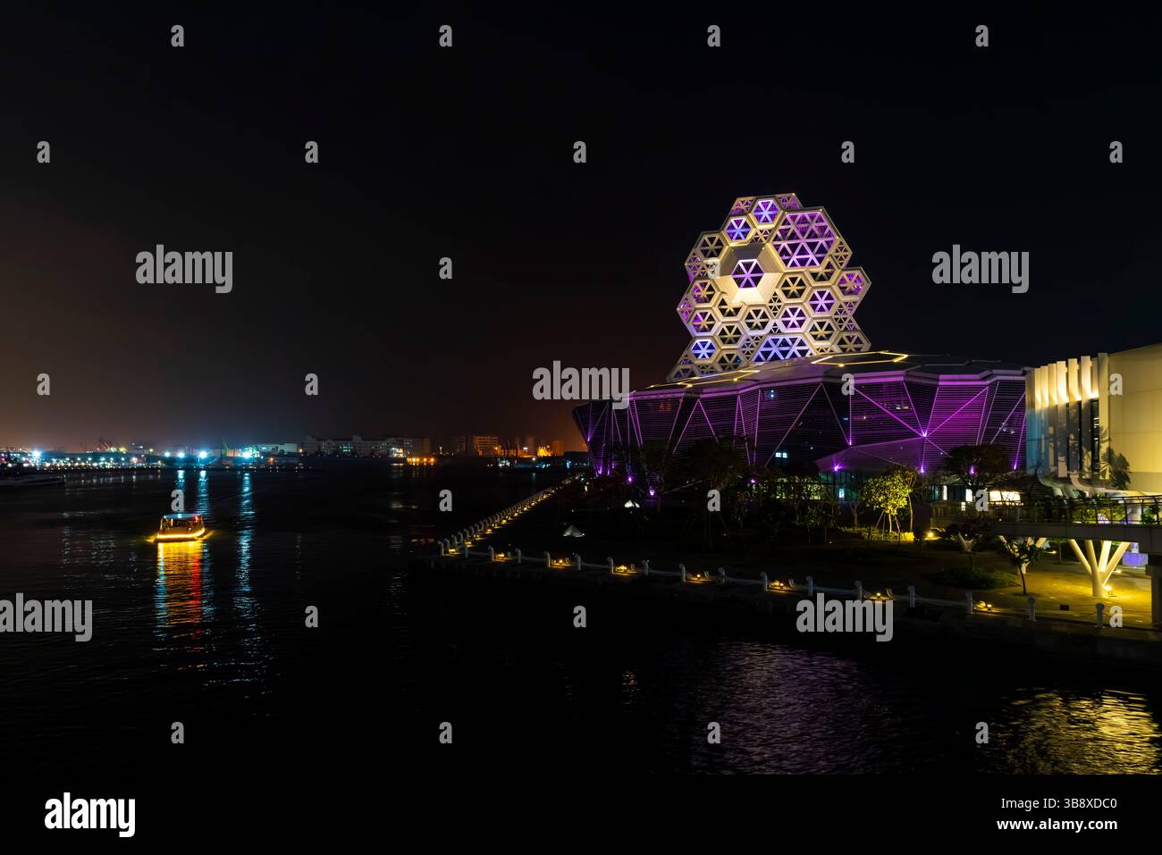 Nachtblick auf das Kaohsiung Music Center (KMC). Kaohsiung City, Taiwan. Die Form des Komplexes soll die sogenannte „große Welle“ symbolisieren. Die Musik Stockfoto