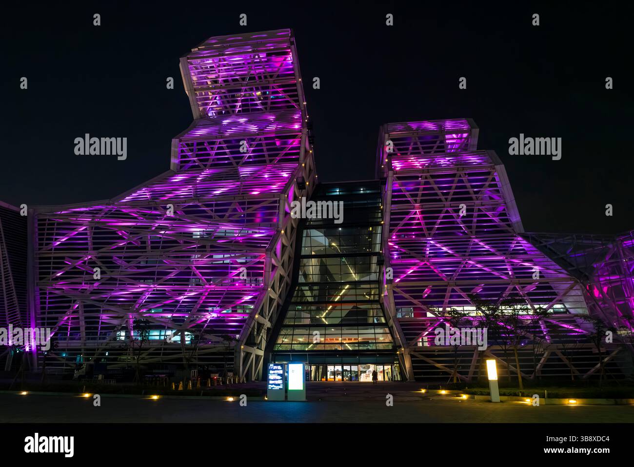 Nachtblick auf das Kaohsiung Music Center (KMC). Kaohsiung City, Taiwan. Die Form des Komplexes soll die sogenannte „große Welle“ symbolisieren. Die Musik Stockfoto
