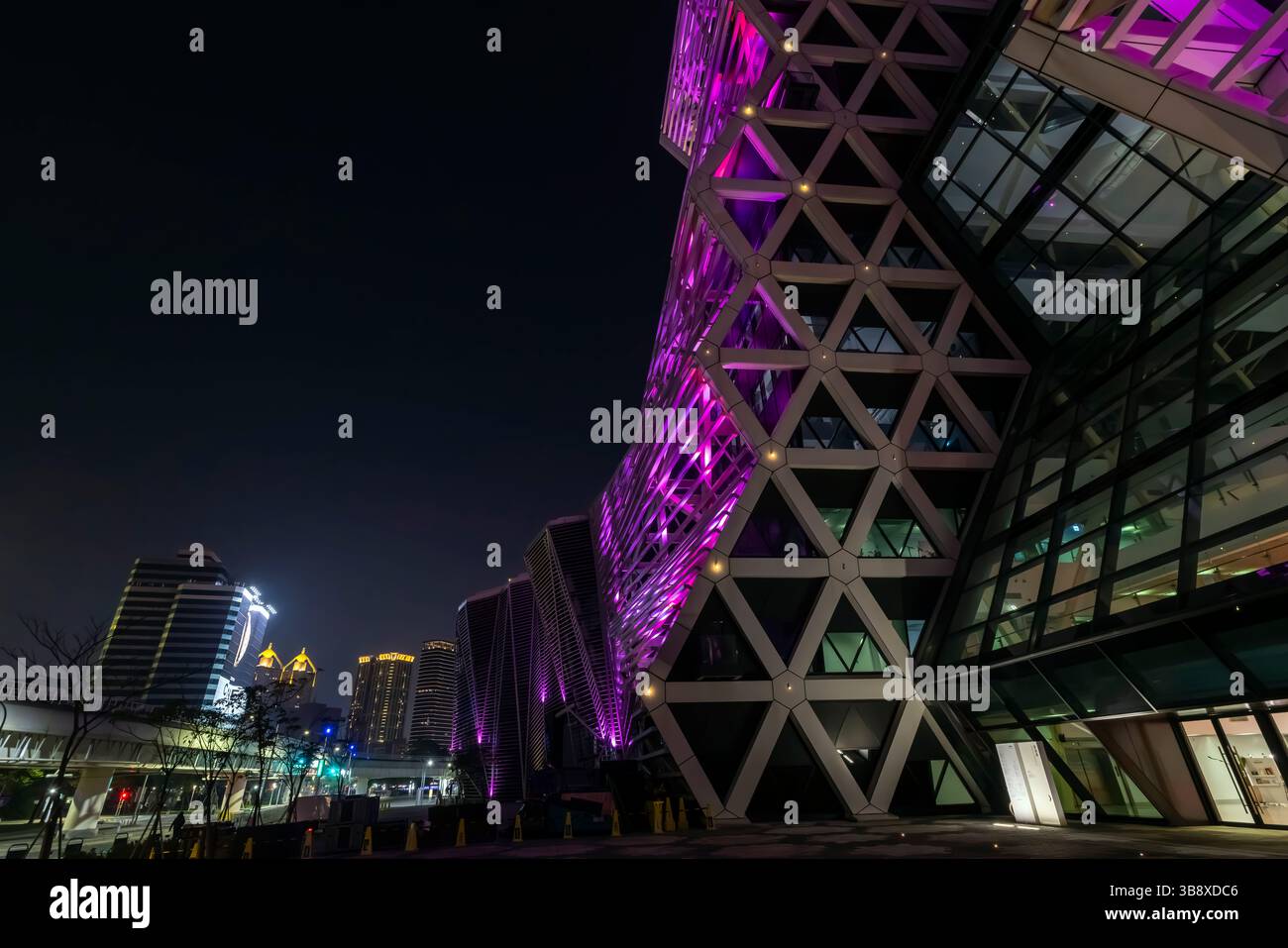 Nachtblick auf das Kaohsiung Music Center (KMC). Kaohsiung City, Taiwan. Die Form des Komplexes soll die sogenannte „große Welle“ symbolisieren. Die Musik Stockfoto