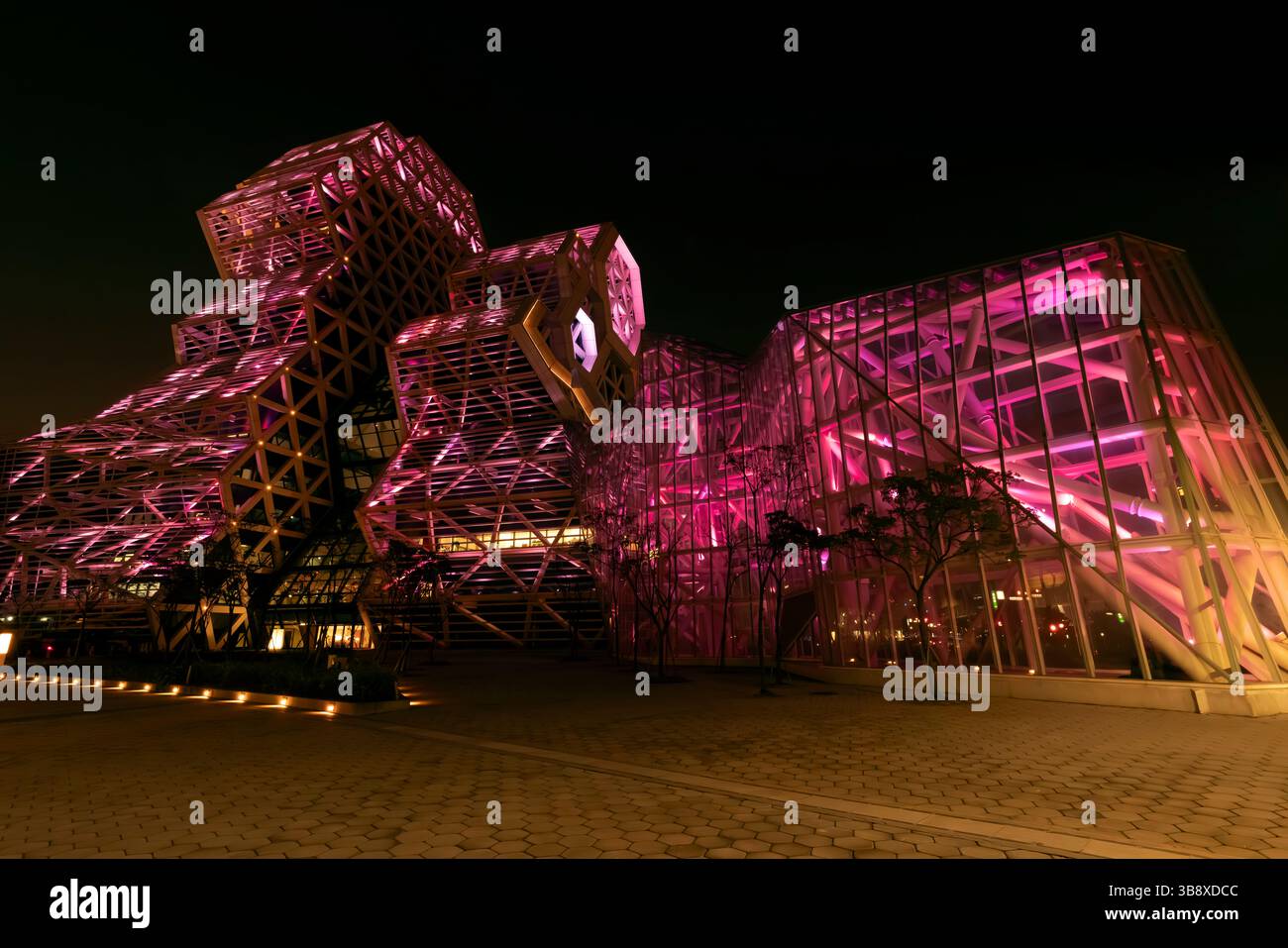 Nachtblick auf das Kaohsiung Music Center (KMC). Kaohsiung City, Taiwan. Die Form des Komplexes soll die sogenannte „große Welle“ symbolisieren. Die Musik Stockfoto