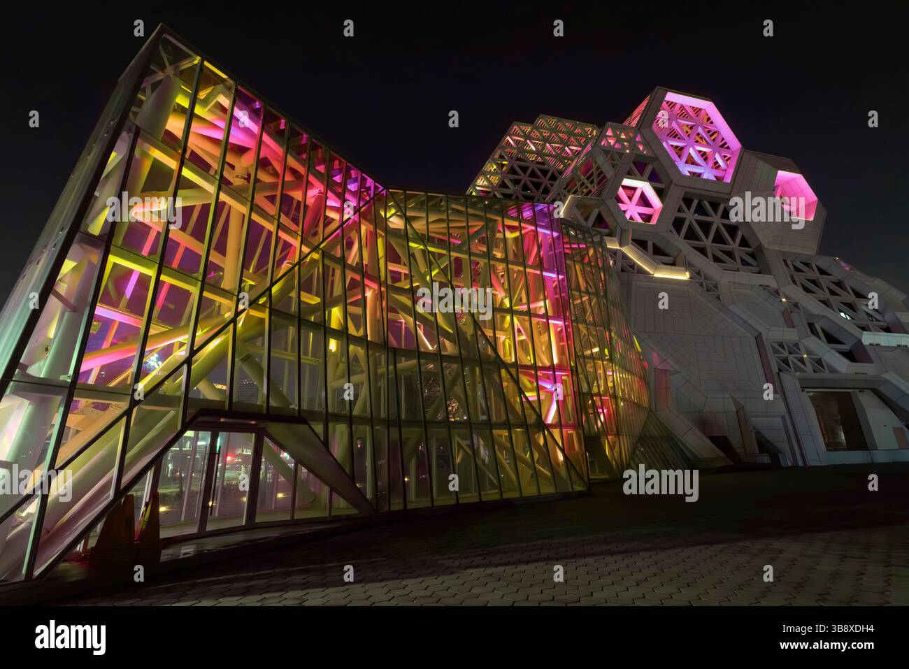 Nachtblick auf das Kaohsiung Music Center (KMC). Kaohsiung City, Taiwan. Die Form des Komplexes soll die sogenannte „große Welle“ symbolisieren. Die Musik Stockfoto