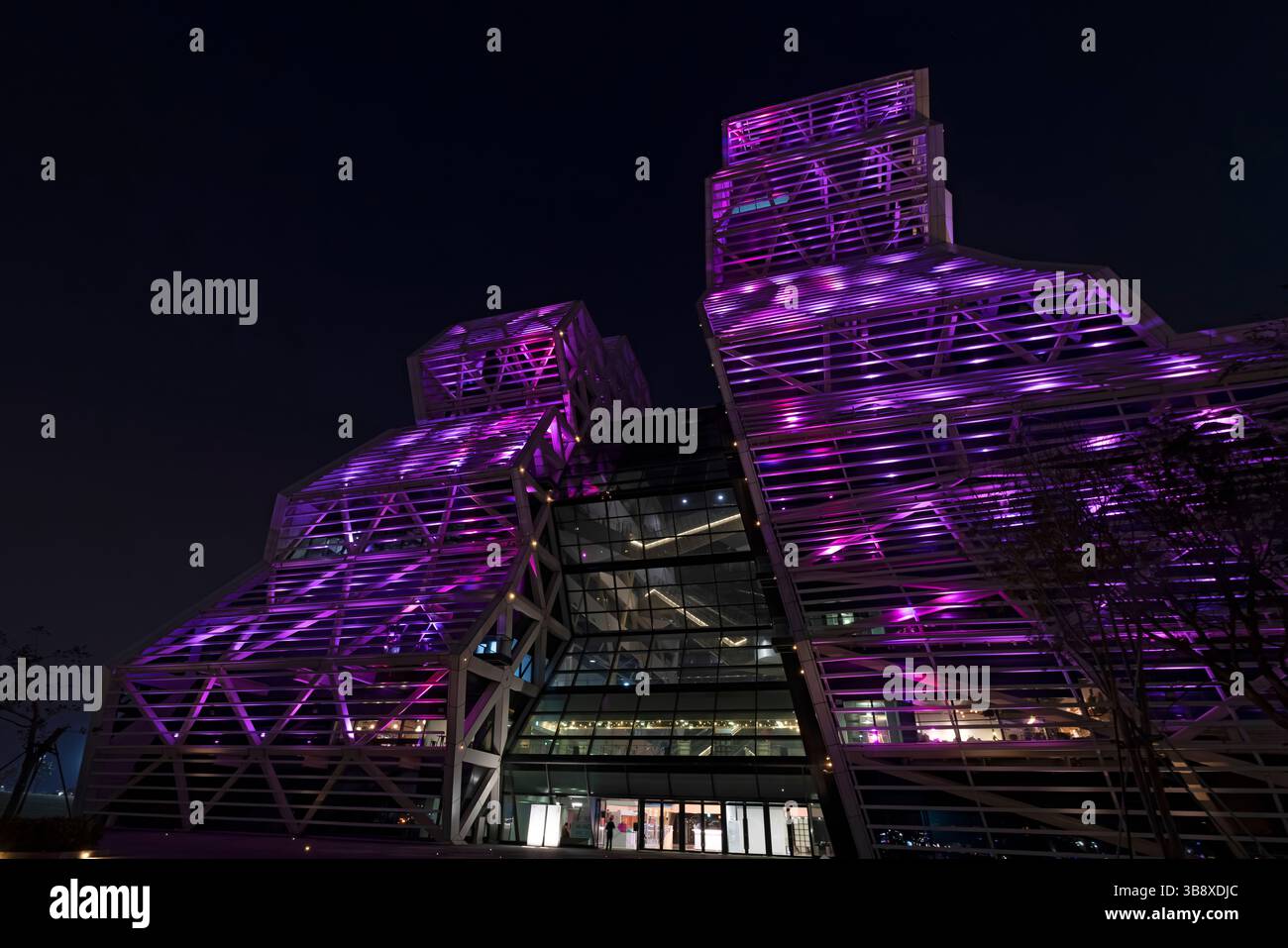 Nachtblick auf das Kaohsiung Music Center (KMC). Kaohsiung City, Taiwan. Die Form des Komplexes soll die sogenannte „große Welle“ symbolisieren. Die Musik Stockfoto