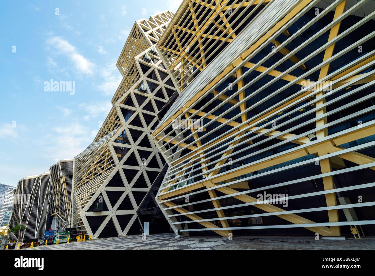 Das Kaohsiung Music Center (KMC), Glory Pier, markiert den Ort, an dem der Love River in das Hafenbecken in der Mitte der Stadt mündet. Die Form des Stockfoto