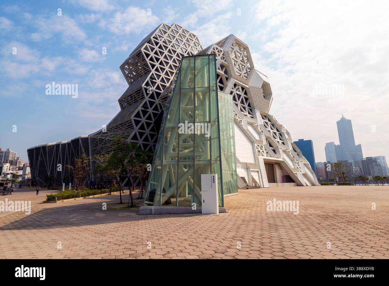Das Kaohsiung Music Center (KMC), Glory Pier, markiert den Ort, an dem der Love River in das Hafenbecken in der Mitte der Stadt mündet. Die Form des Stockfoto