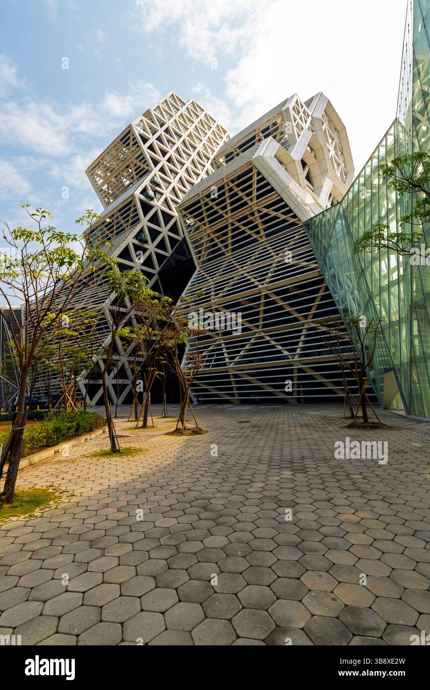 Das Kaohsiung Music Center (KMC), Glory Pier, markiert den Ort, an dem der Love River in das Hafenbecken in der Mitte der Stadt mündet. Die Form des Stockfoto