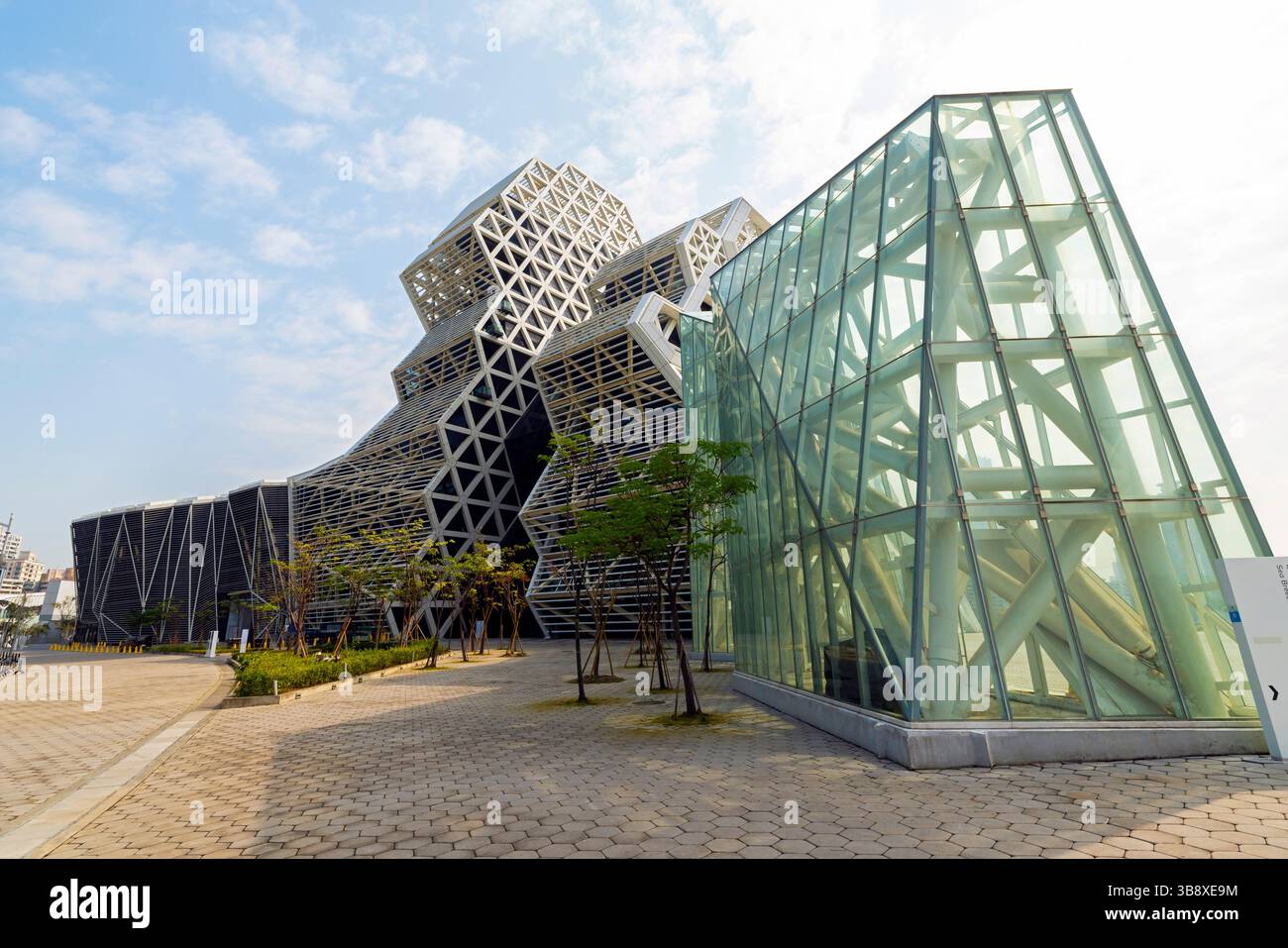 Das Kaohsiung Music Center (KMC), Glory Pier, markiert den Ort, an dem der Love River in das Hafenbecken in der Mitte der Stadt mündet. Die Form des Stockfoto