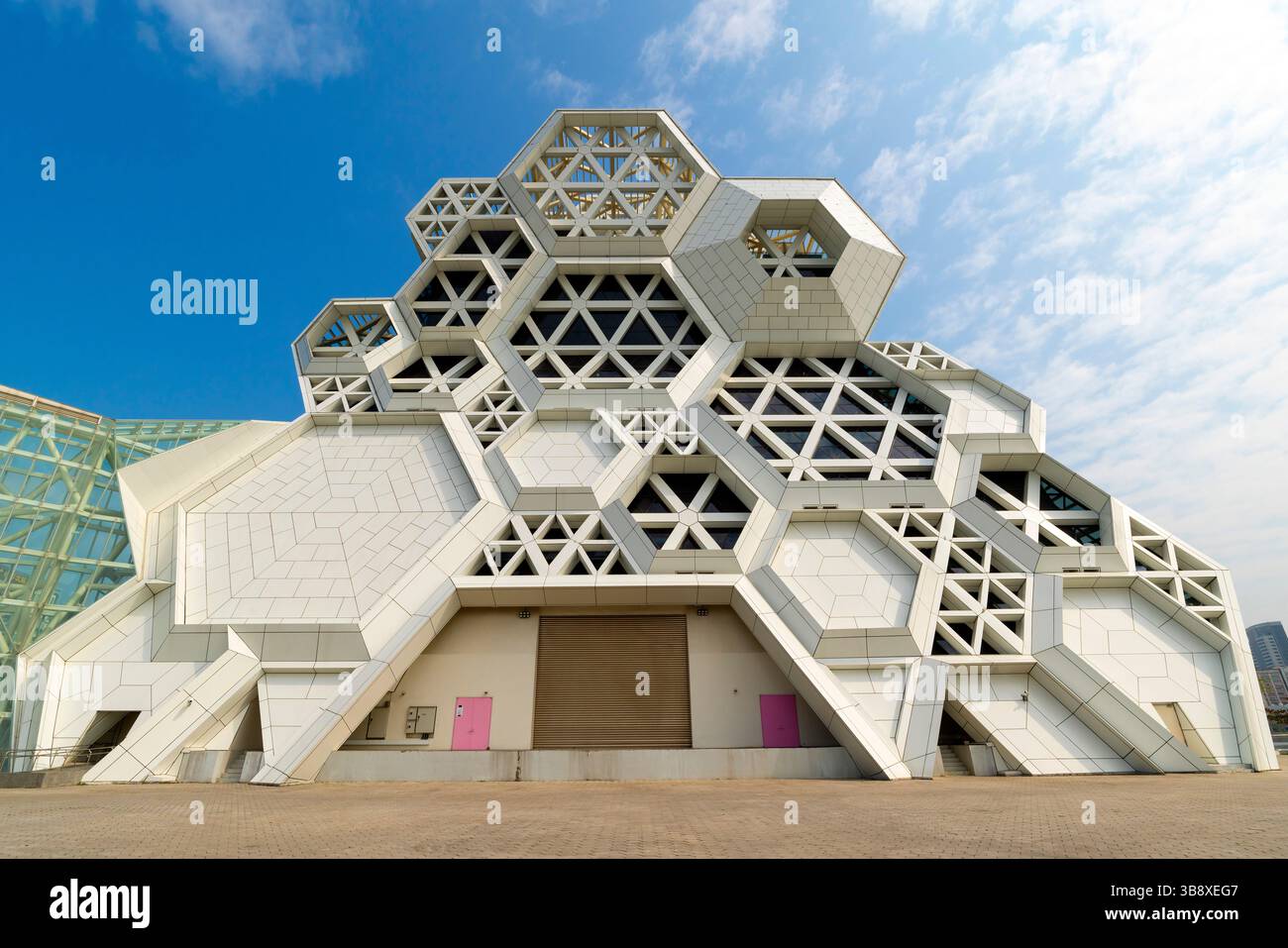 Das Kaohsiung Music Center (KMC), Glory Pier, markiert den Ort, an dem der Love River in das Hafenbecken in der Mitte der Stadt mündet. Die Form des Stockfoto