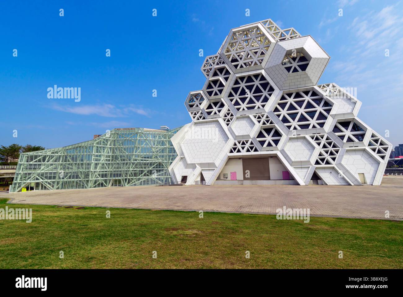 Das Kaohsiung Music Center (KMC), Glory Pier, markiert den Ort, an dem der Love River in das Hafenbecken in der Mitte der Stadt mündet. Die Form des Stockfoto