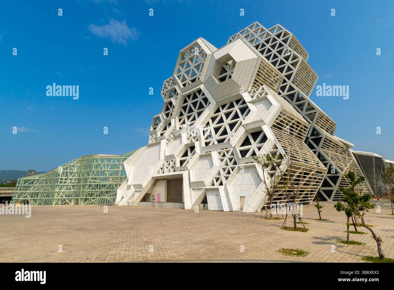 Das Kaohsiung Music Center (KMC), Glory Pier, markiert den Ort, an dem der Love River in das Hafenbecken in der Mitte der Stadt mündet. Die Form des Stockfoto