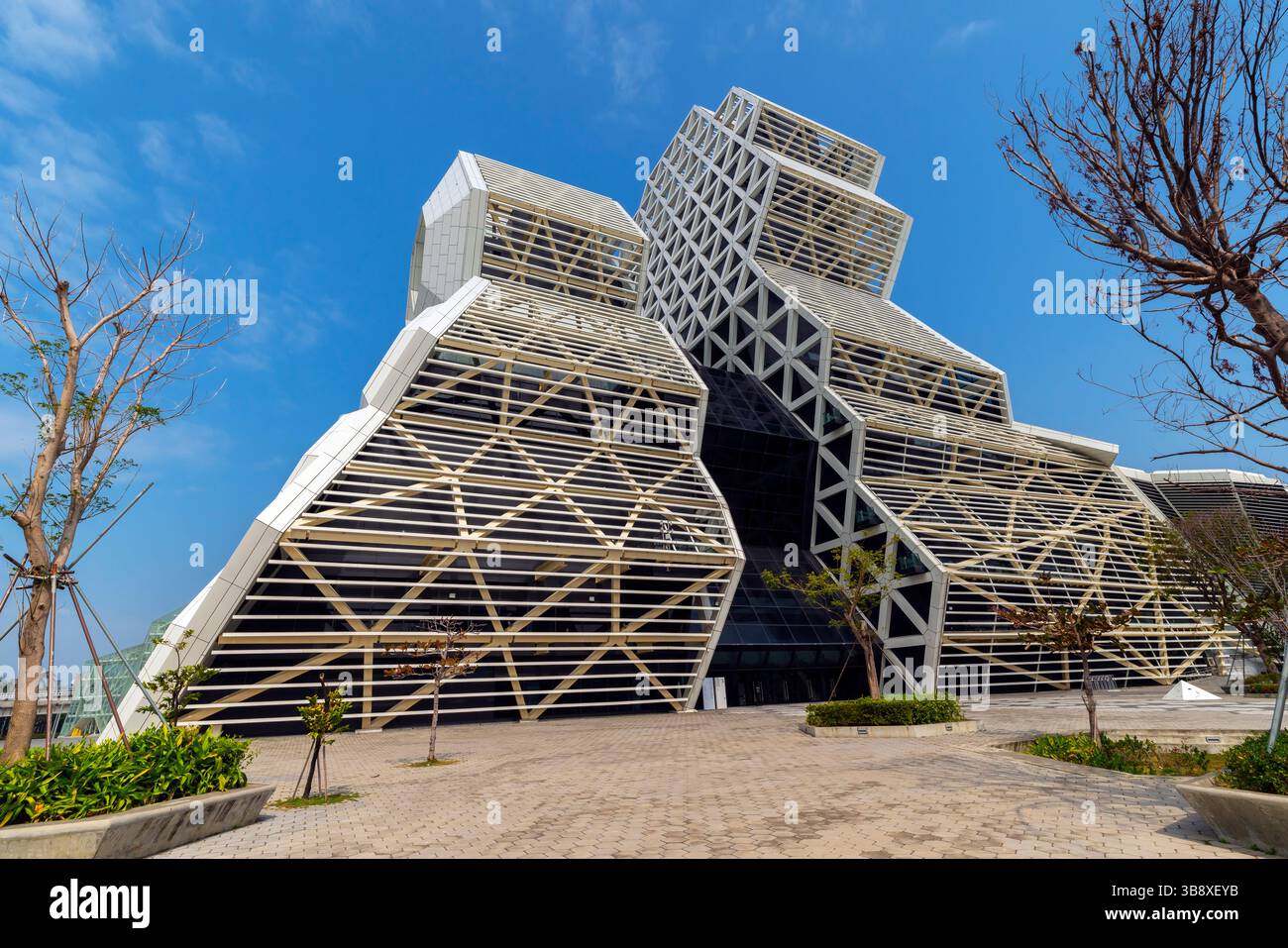 Das Kaohsiung Music Center (KMC), Glory Pier, markiert den Ort, an dem der Love River in das Hafenbecken in der Mitte der Stadt mündet. Die Form des Stockfoto