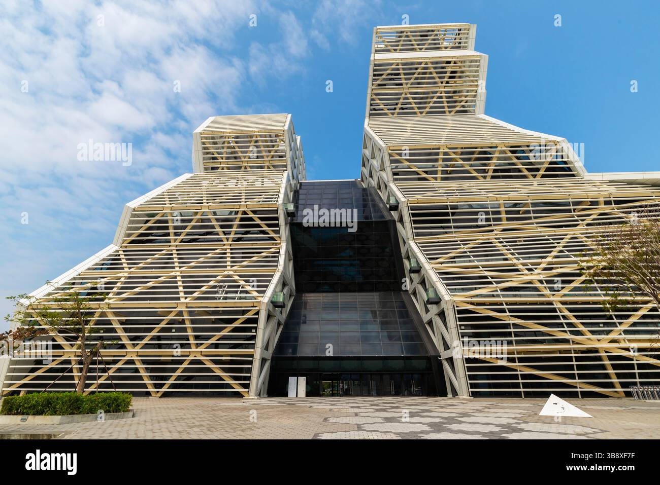 Das Kaohsiung Music Center (KMC), Glory Pier, markiert den Ort, an dem der Love River in das Hafenbecken in der Mitte der Stadt mündet. Die Form des Stockfoto