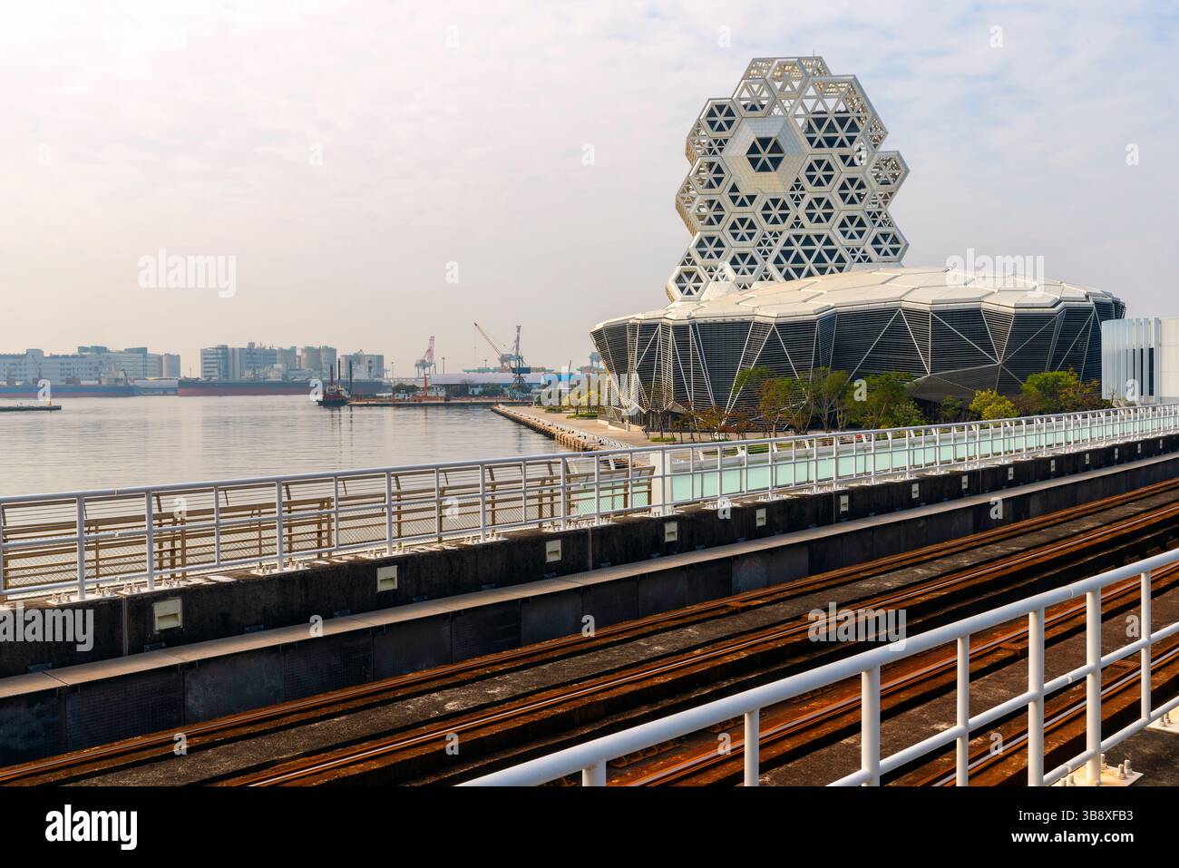 Das Kaohsiung Music Center (KMC), Glory Pier, markiert den Ort, an dem der Love River in das Hafenbecken in der Mitte der Stadt mündet. Die Form des Stockfoto