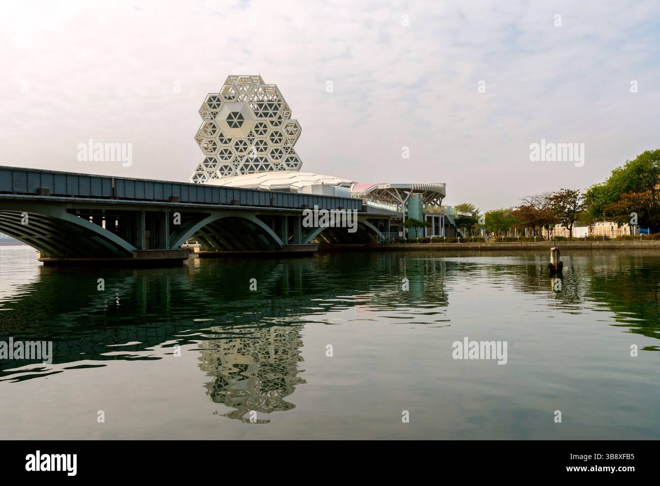 Das Kaohsiung Music Center (KMC), Glory Pier, markiert den Ort, an dem der Love River in das Hafenbecken in der Mitte der Stadt mündet. Die Form des Stockfoto