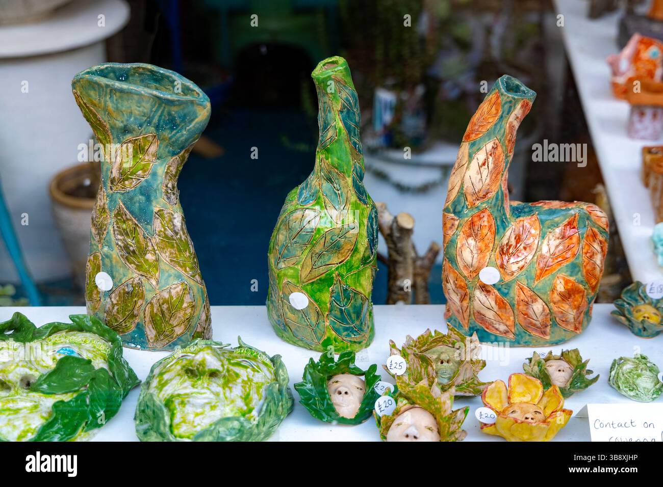 Kunstwerke im Schaufenster des Kunstgeschäfts, Old High Street, Folkestone, Kent, England Stockfoto