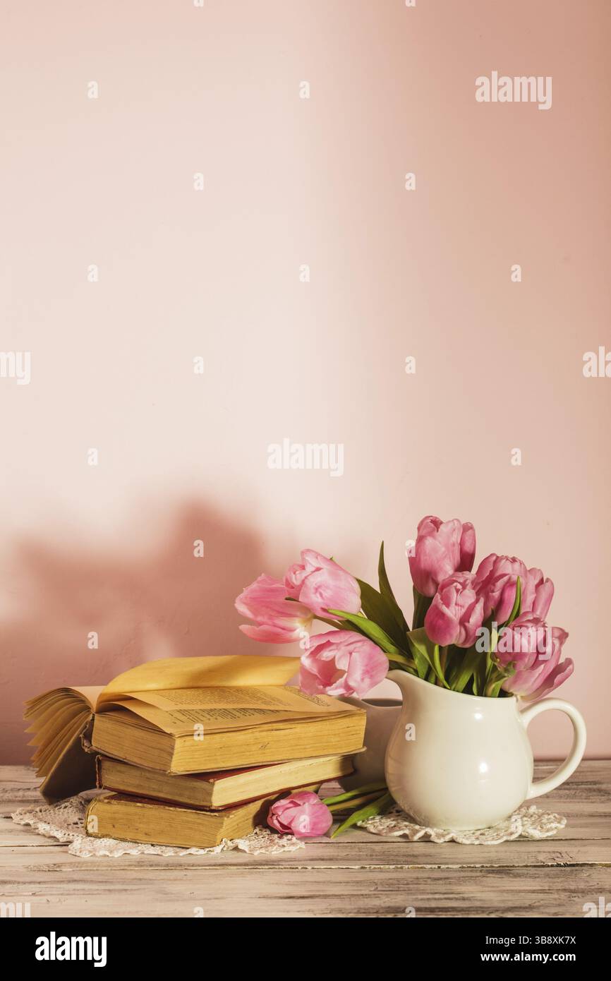Gedicht Stillleben mit Büchern und rosa Tulpen mit Kopierraum. Lehrertag Stockfoto