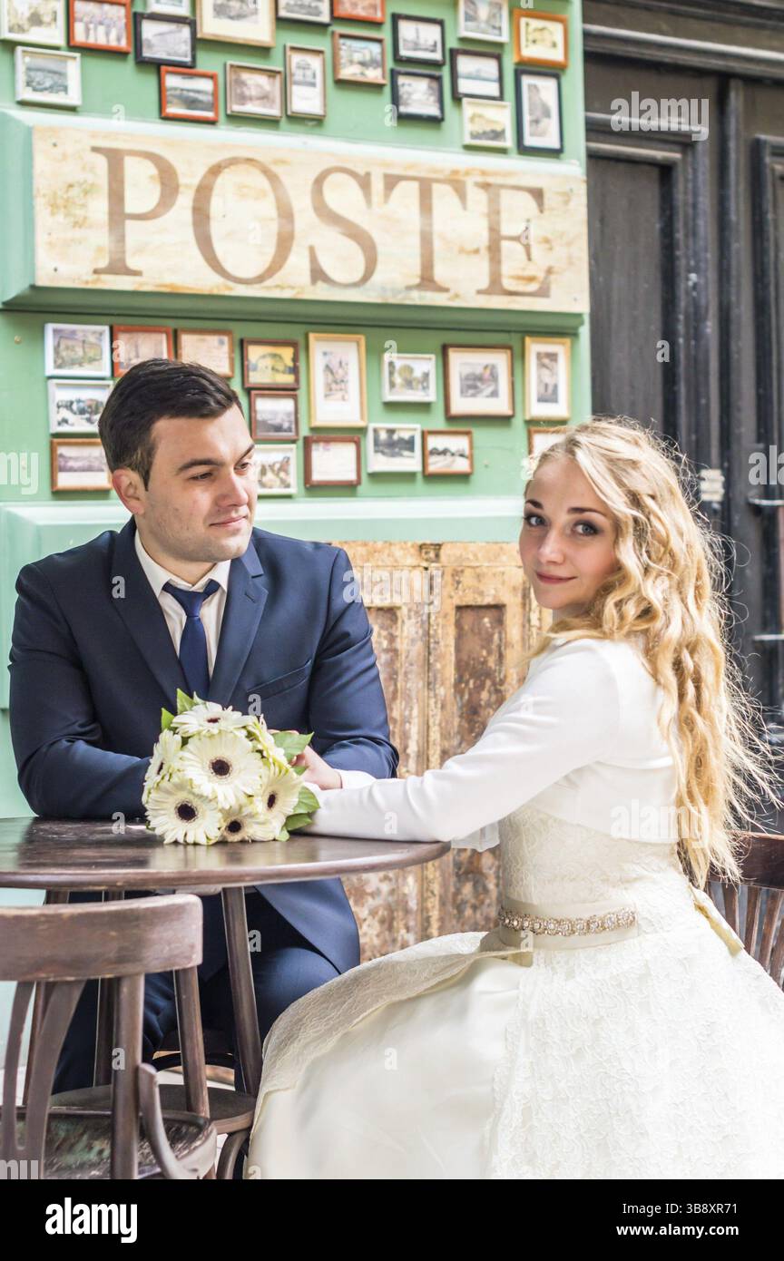 Frisch vermählte sitzen im Café am Tisch Stockfoto