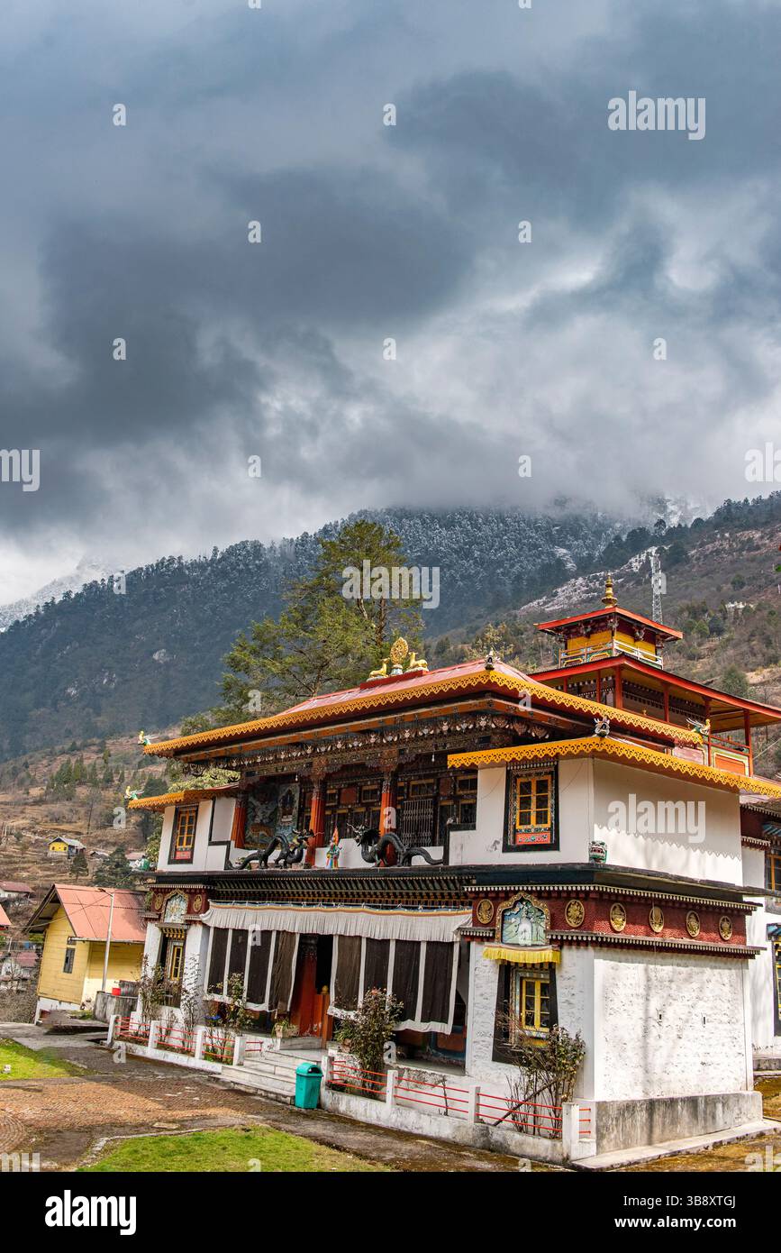 Das Kloster Lachung befindet sich am Ufer des Flusses Lachung und bietet einen malerischen Blick auf die Lachung. Dieser Ort hat für die Buddhis eine religiöse Bedeutung Stockfoto